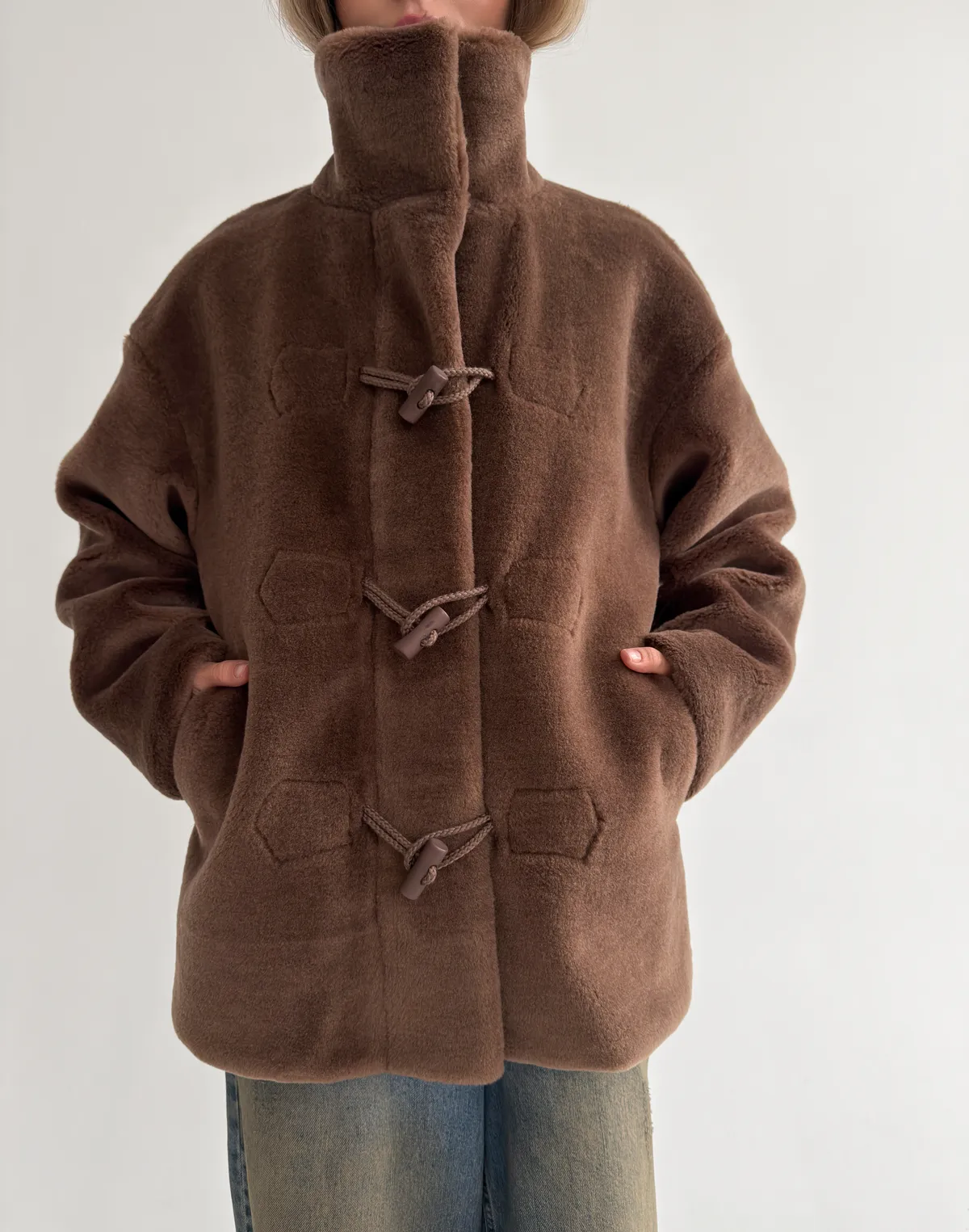 Шуба з натурального мутону на об'ємних ґудзиках, шоколадна - Фото 1