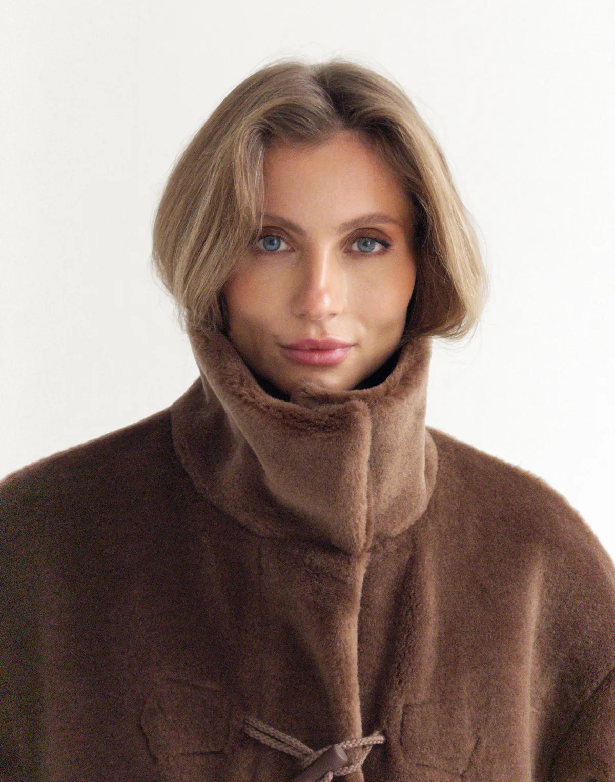 Шуба з натурального мутону на об'ємних ґудзиках, шоколадна - Фото 6