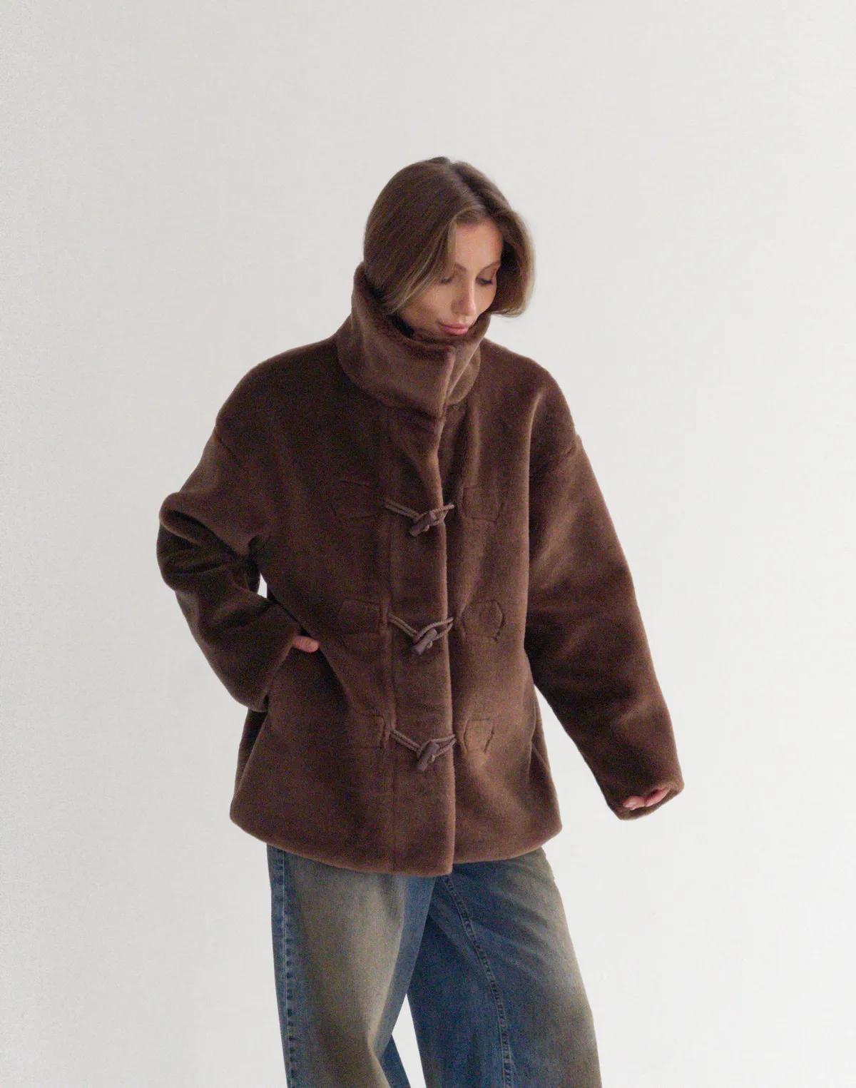 Шуба з натурального мутону на об'ємних ґудзиках, шоколадна - Фото 8