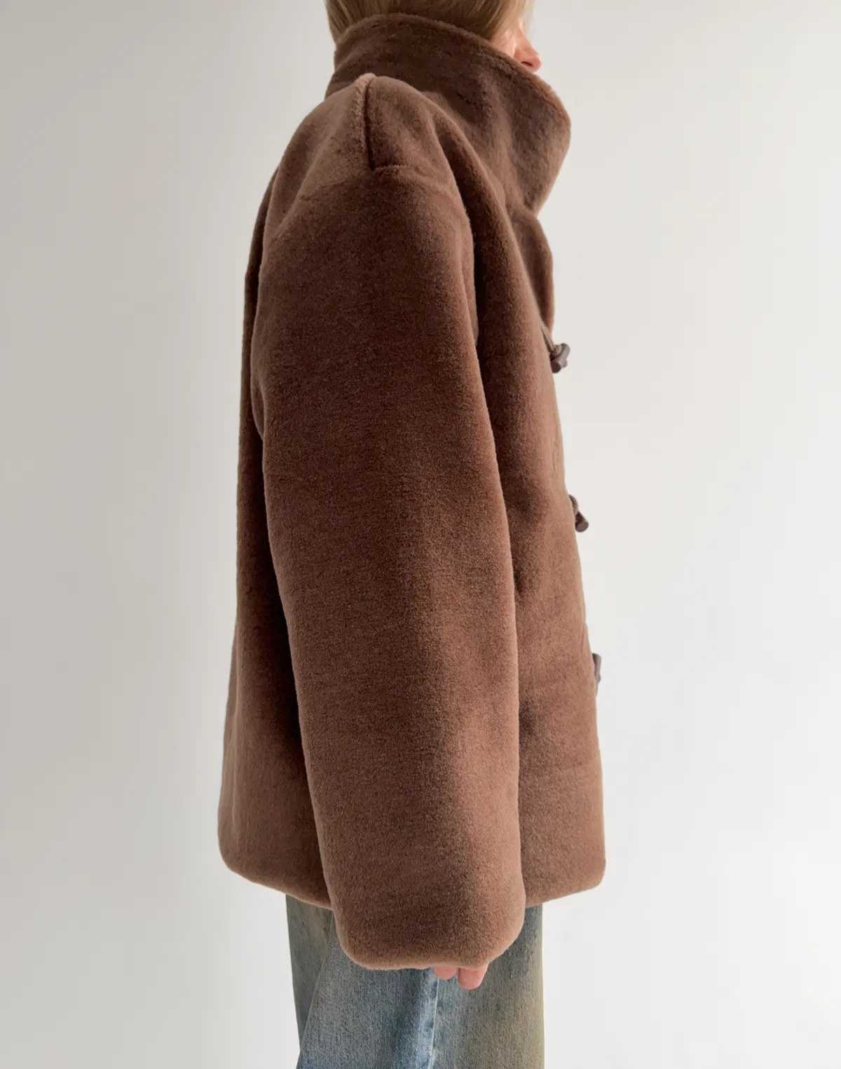 Шуба з натурального мутону на об'ємних ґудзиках, шоколадна - Фото 7