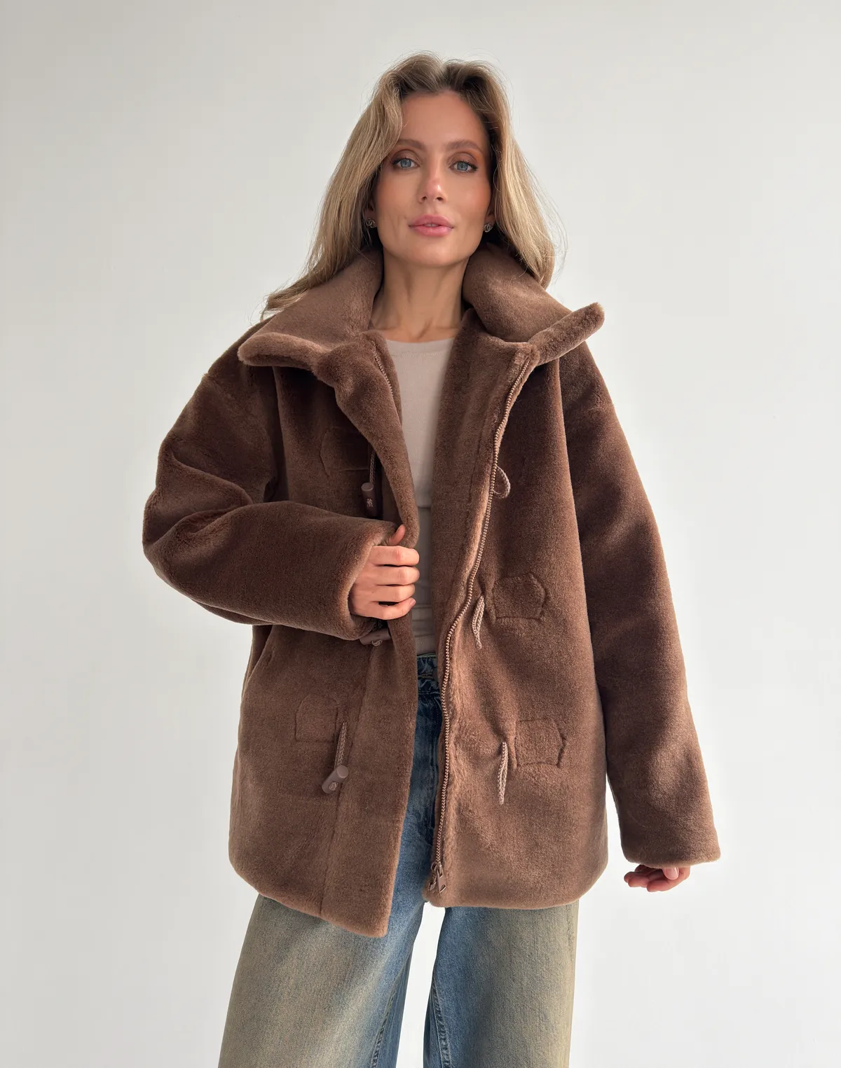 Шуба з натурального мутону на об'ємних ґудзиках, шоколадна - Фото 4