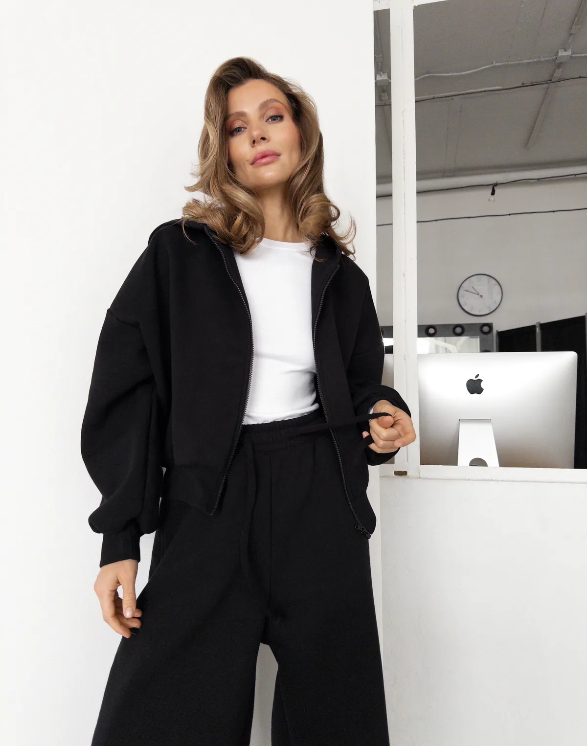 Кофта з капюшоном на блискавці з начосом зимова, чорна - Фото 7