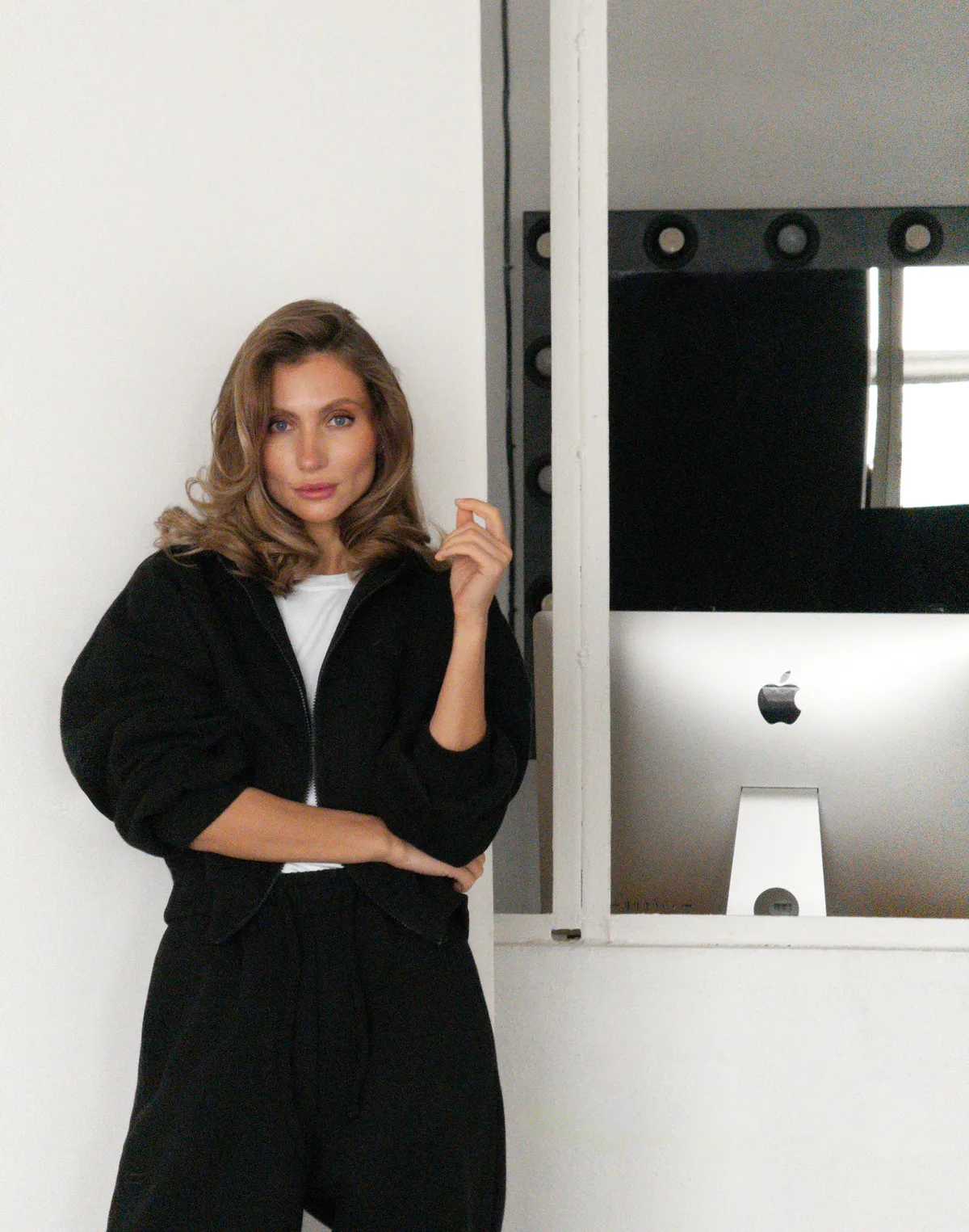 Кофта з капюшоном на блискавці з начосом зимова, чорна - Фото 6