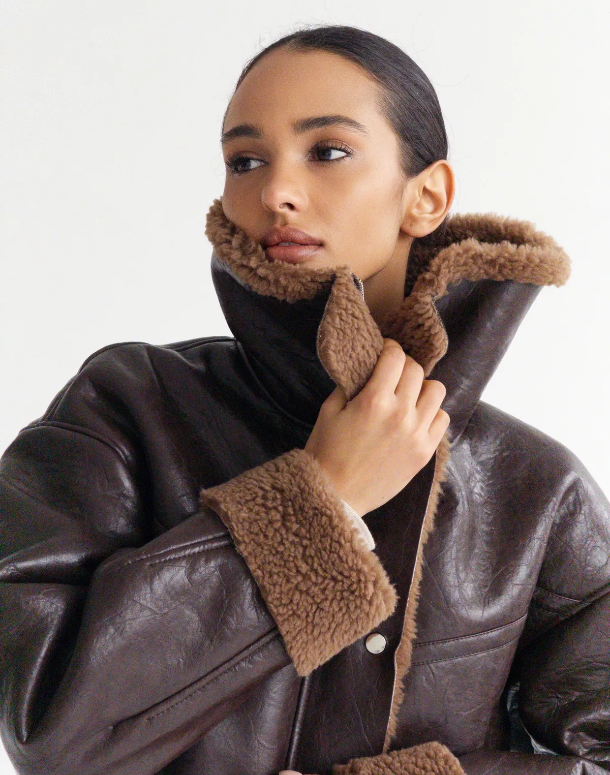 Дублянка зимова з екошкіри з вінтажним блиском, коричнева - Фото 7