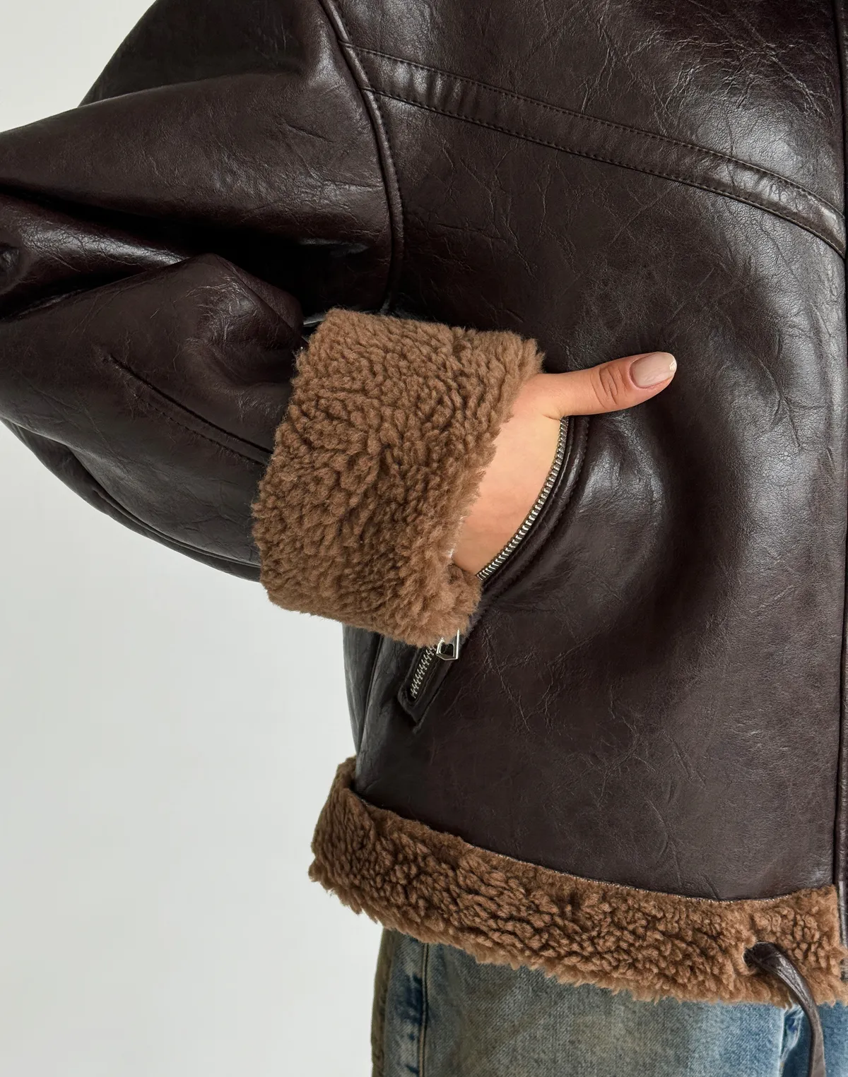 Дублянка зимова з екошкіри з вінтажним блиском, коричнева - Фото 6