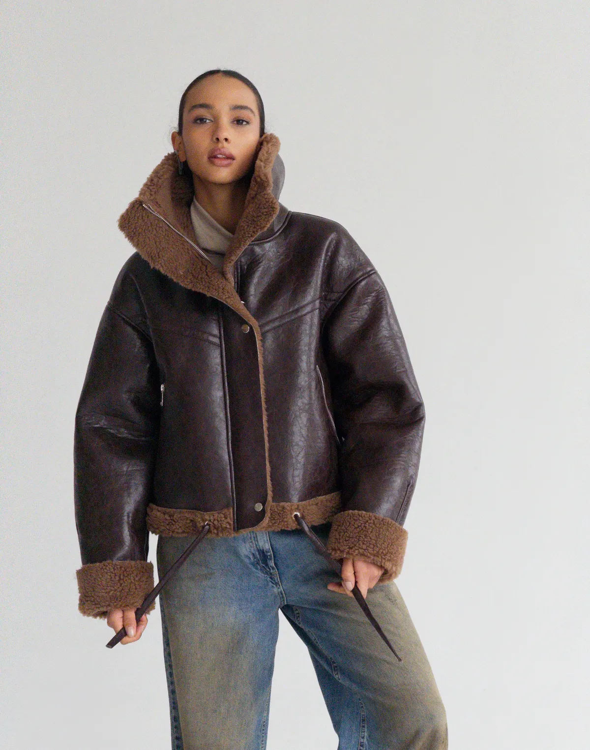 Дублянка зимова з екошкіри з вінтажним блиском, коричнева - Фото 5