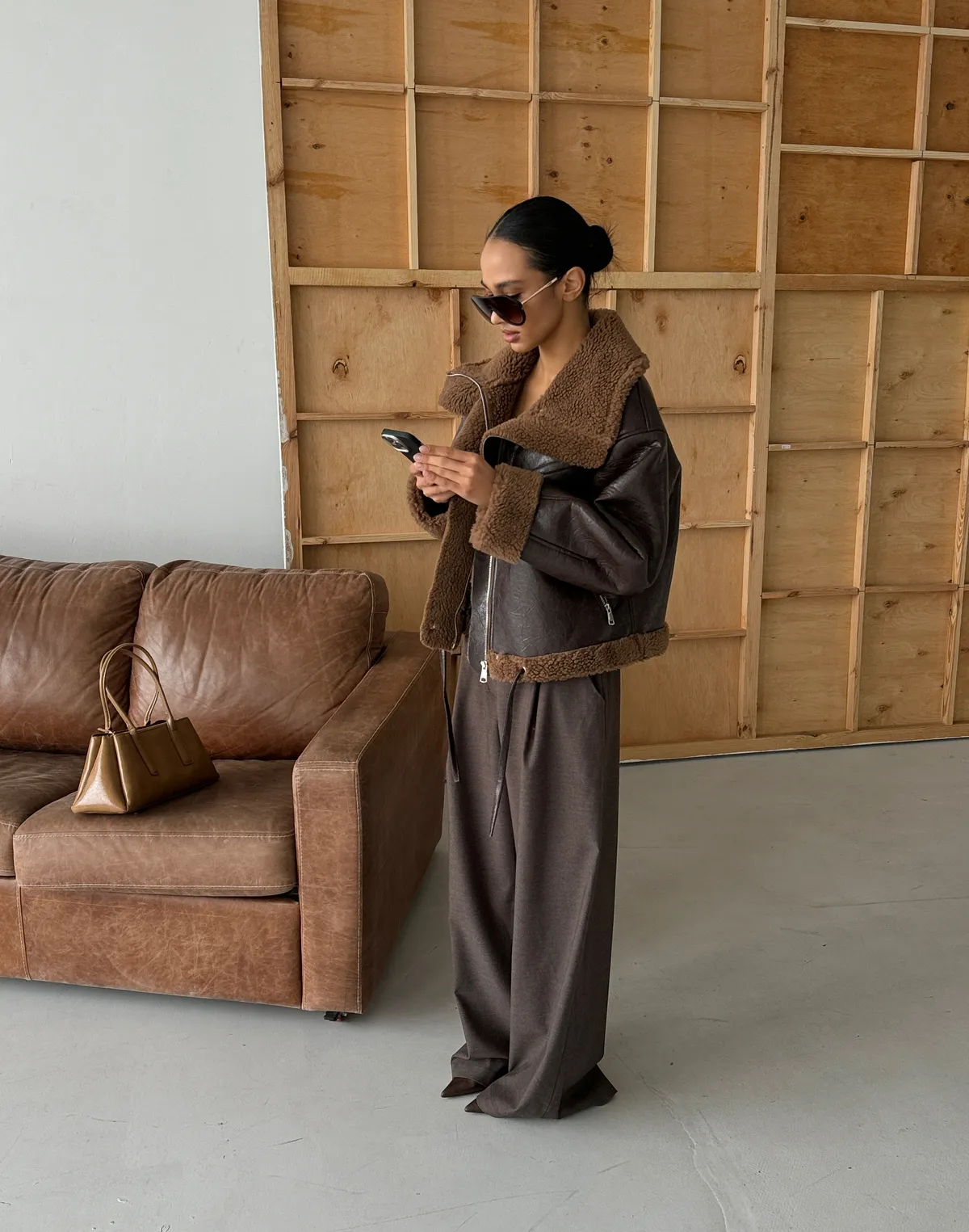 Дублянка зимова з екошкіри з вінтажним блиском, коричнева - Фото 4