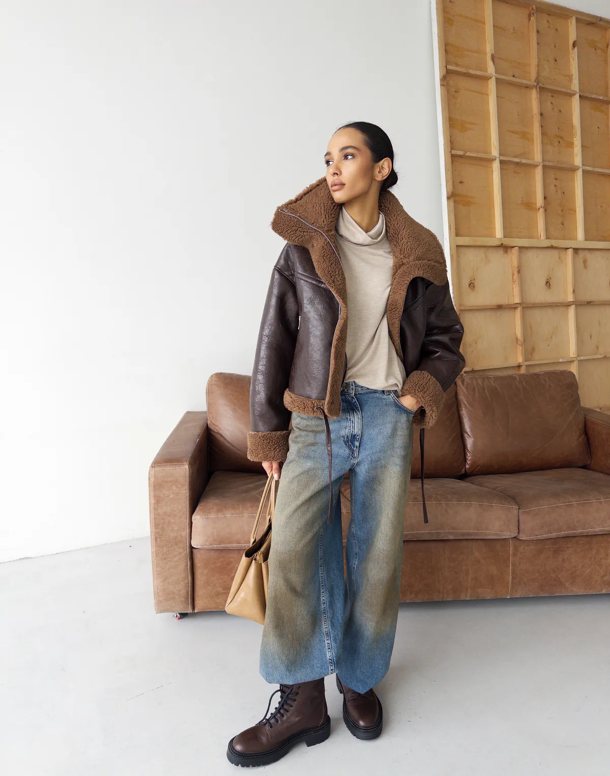 Дублянка зимова з екошкіри з вінтажним блиском, коричнева - Фото 3