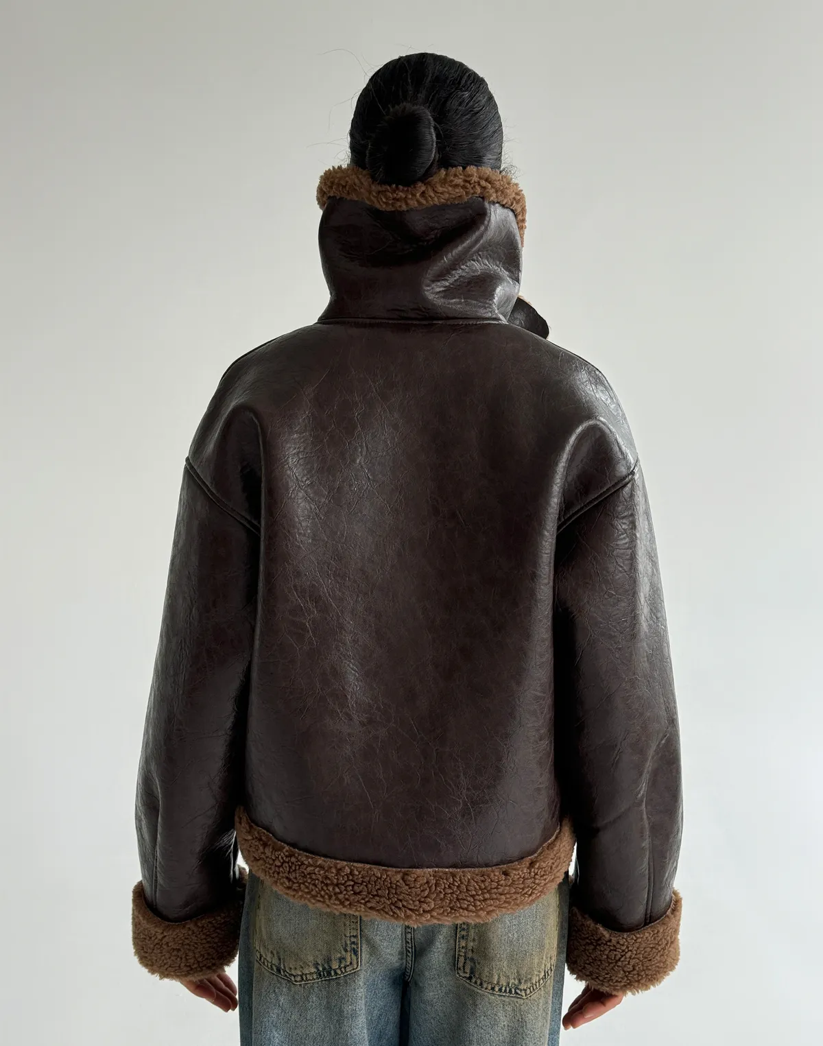 Дублянка зимова з екошкіри з вінтажним блиском, коричнева - Фото 2