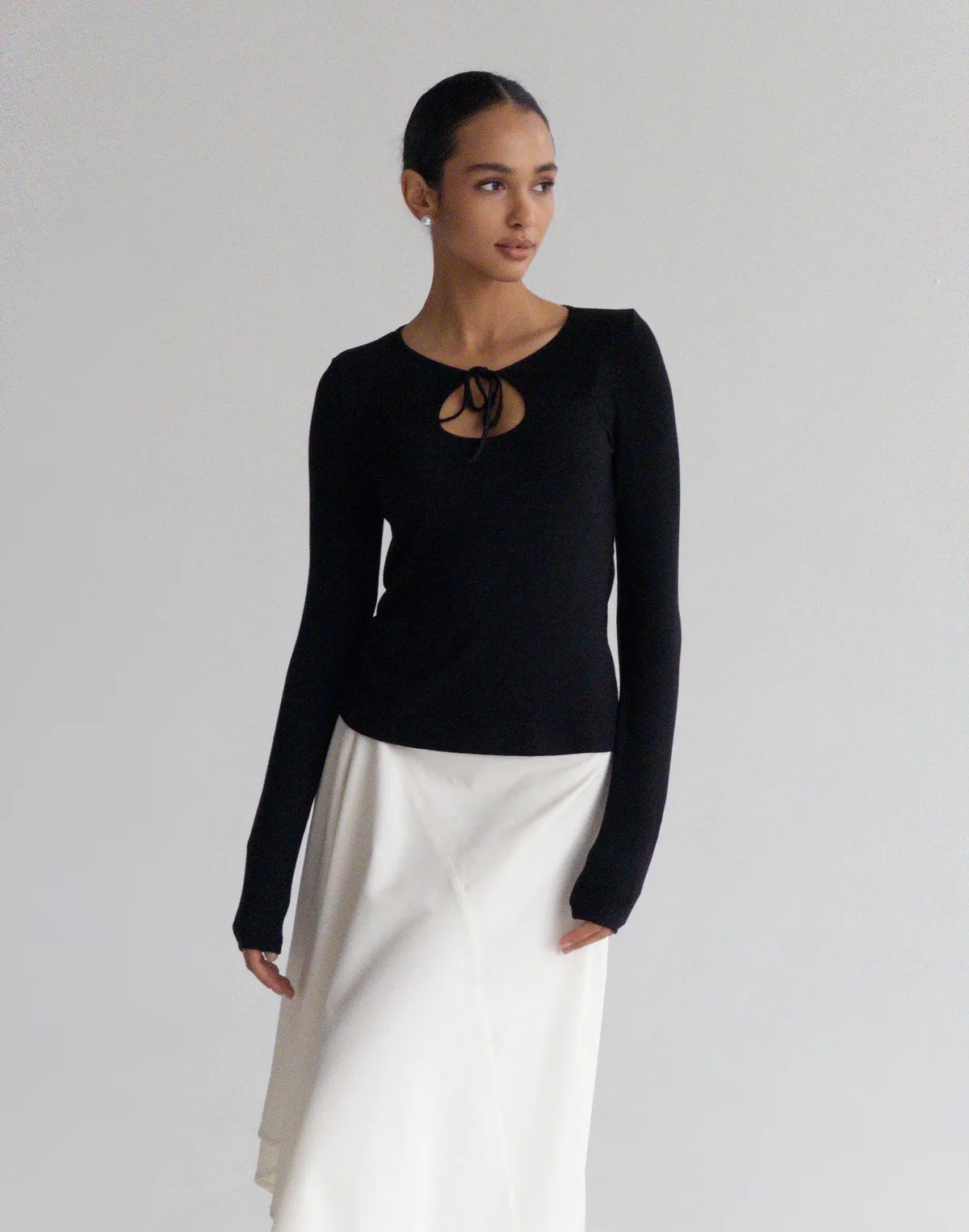 Лонгслів на зав'язці приталений, чорний - Фото 4