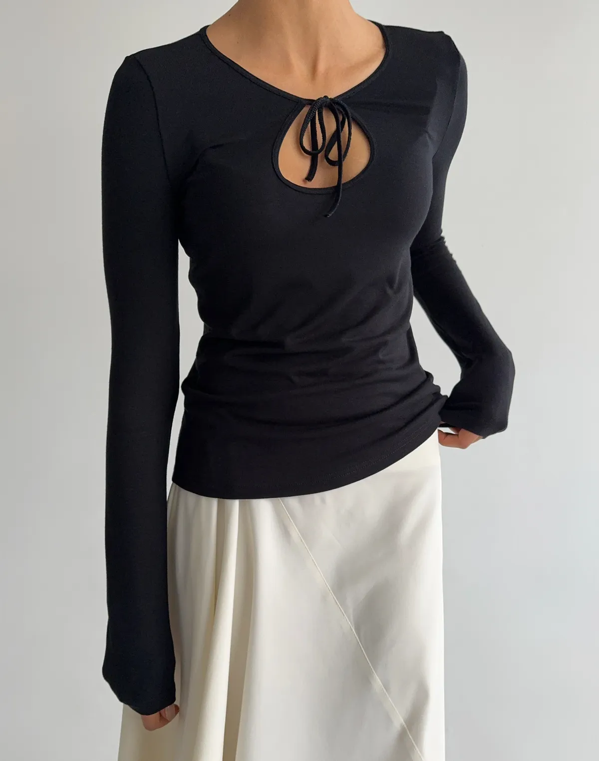 Лонгслів на зав'язці приталений, чорний - Фото 1