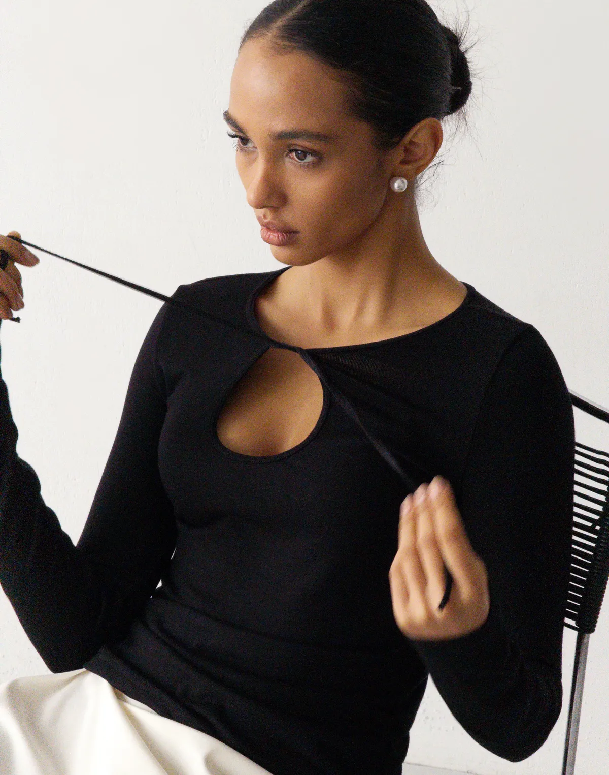 Лонгслів на зав'язці приталений, чорний - Фото 6