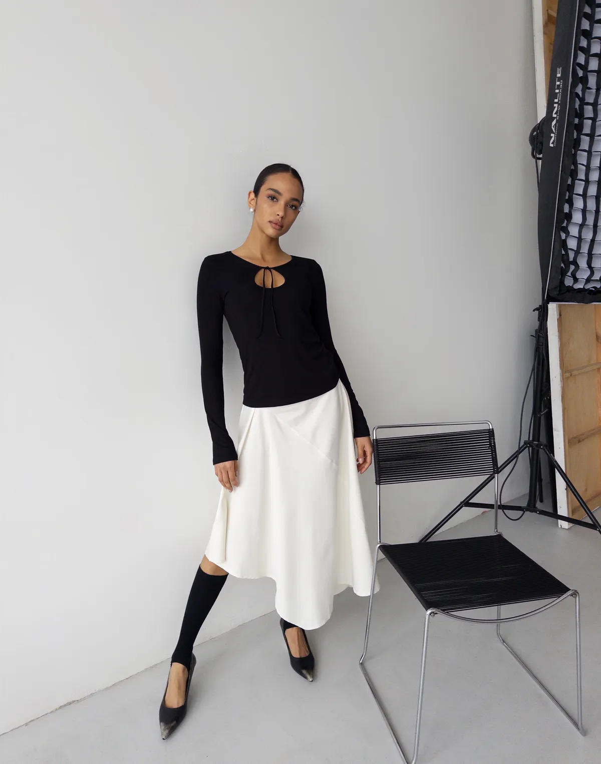 Лонгслів на зав'язці приталений, чорний - Фото 3