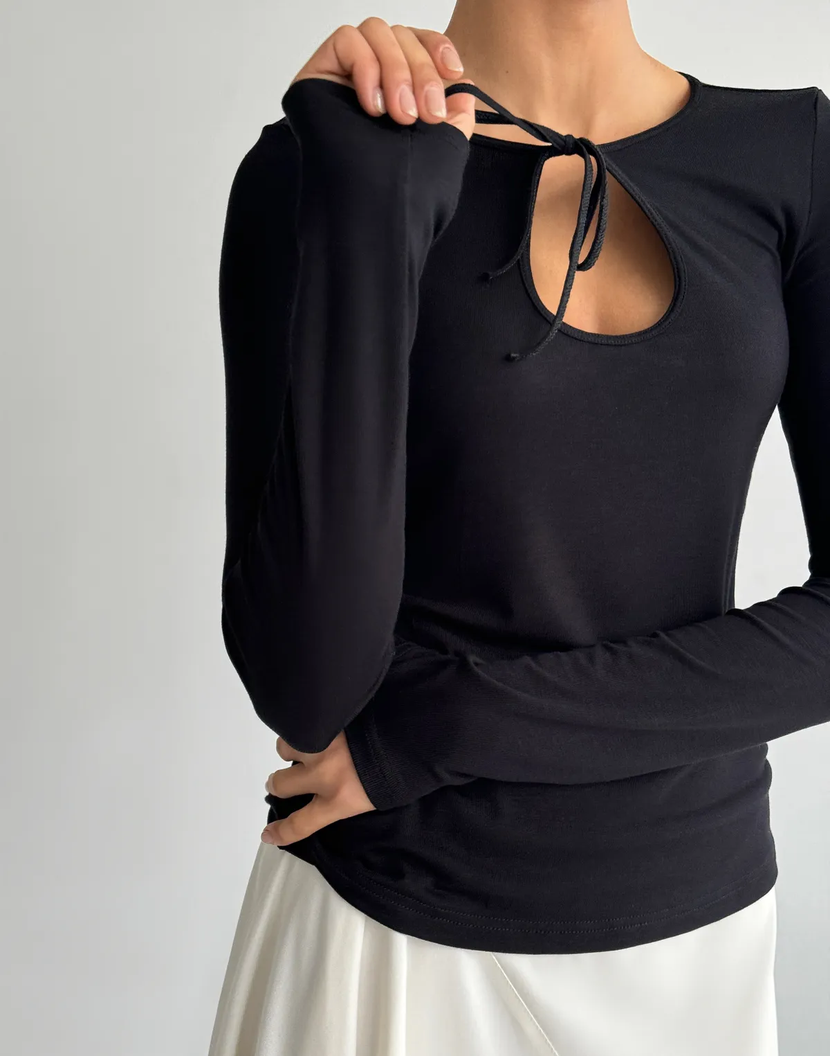 Лонгслів на зав'язці приталений, чорний - Фото 5
