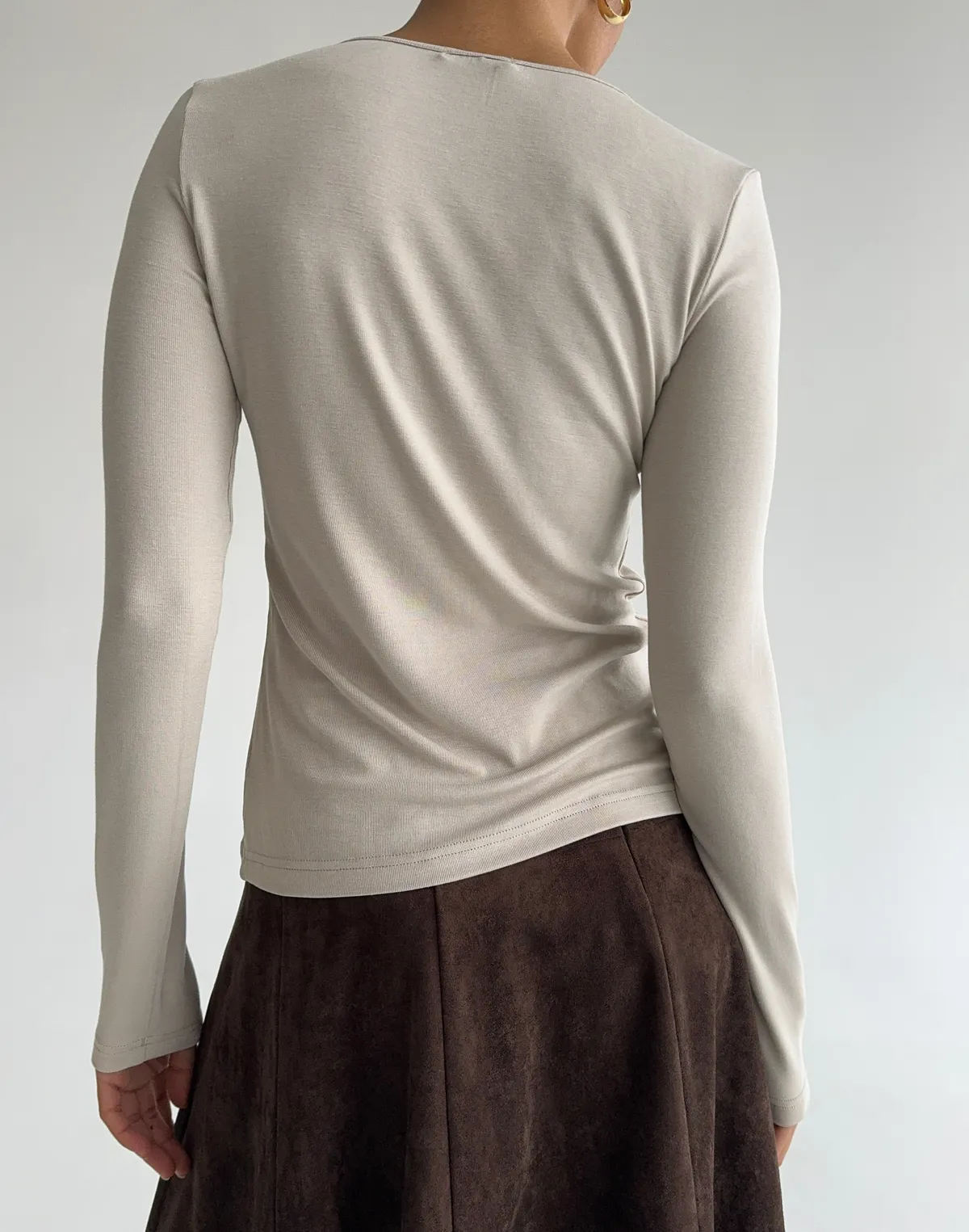 Лонгслів на зав'язці приталений, світлий капучіно - Фото 2