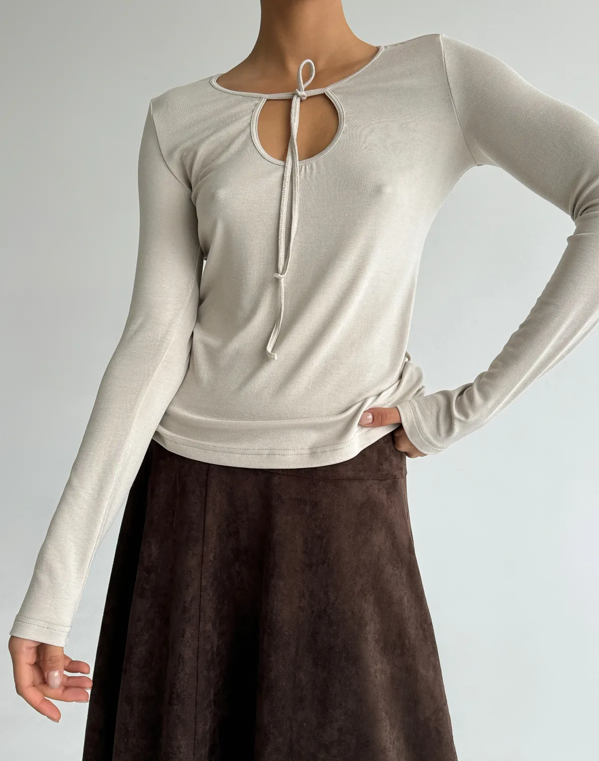 Лонгслів на зав'язці приталений, світлий капучіно - Фото 1