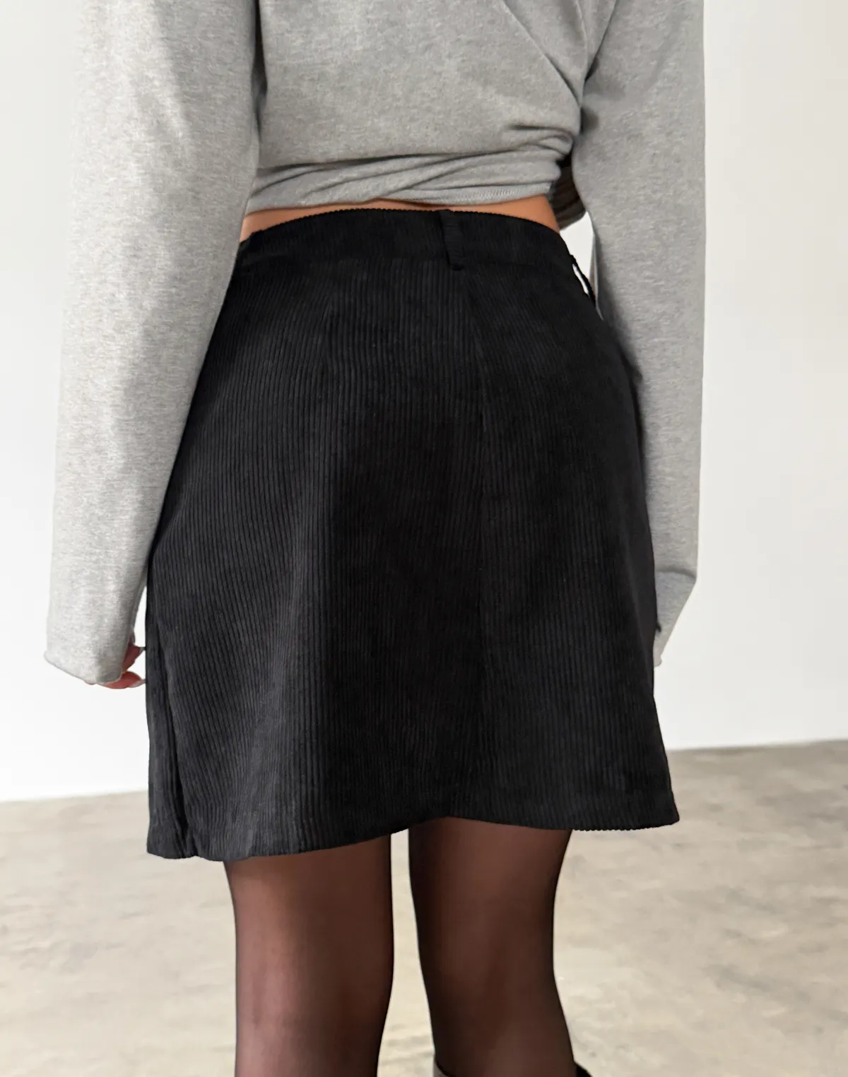 Спідниця міні вельветова, чорна - Фото 2