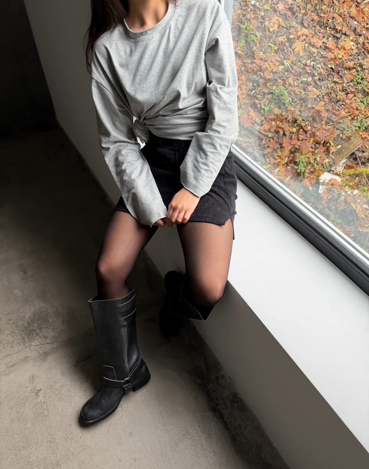 Спідниця міні вельветова, чорна - Фото 3