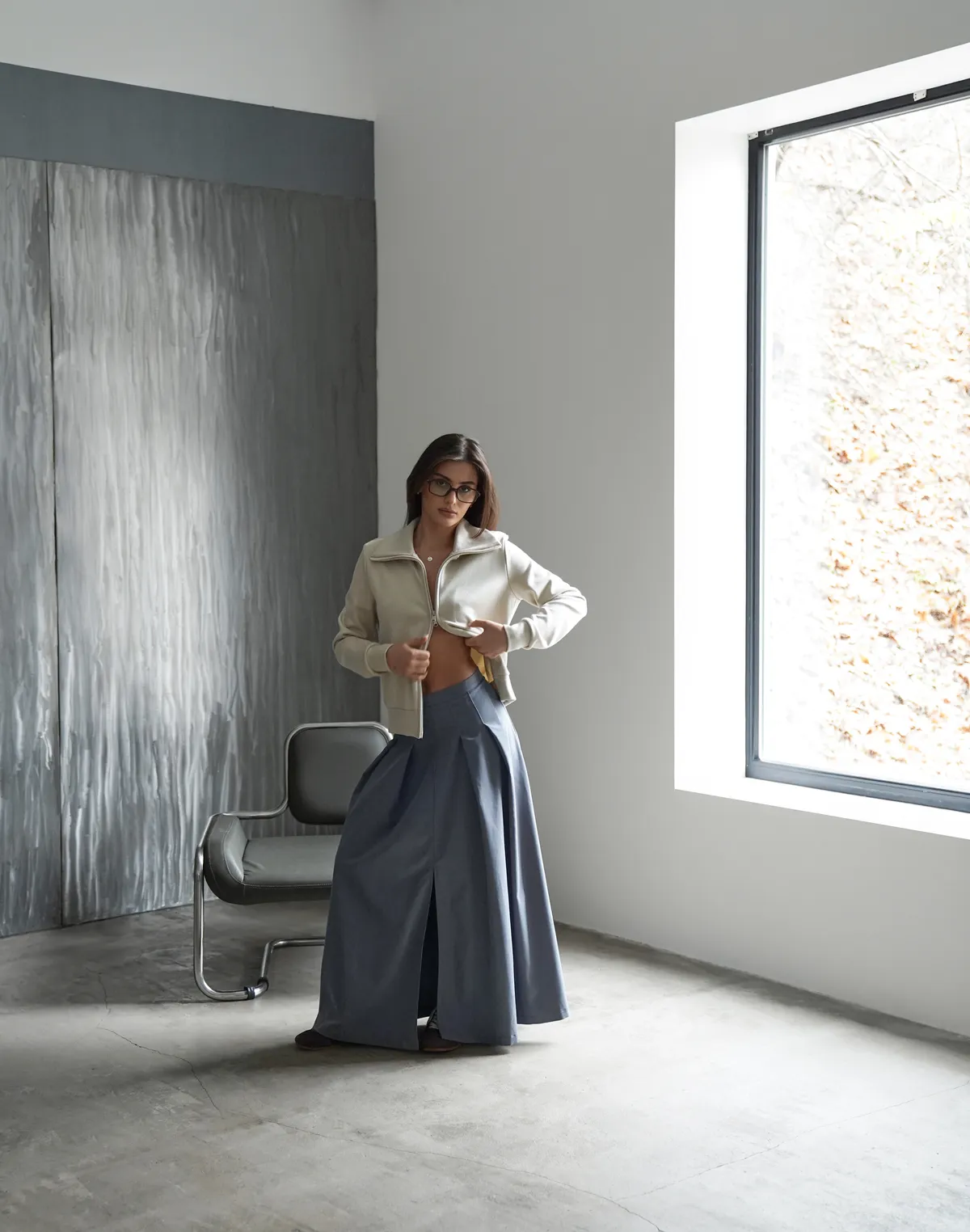 Спідниця максі у складку, сіра - Фото 4