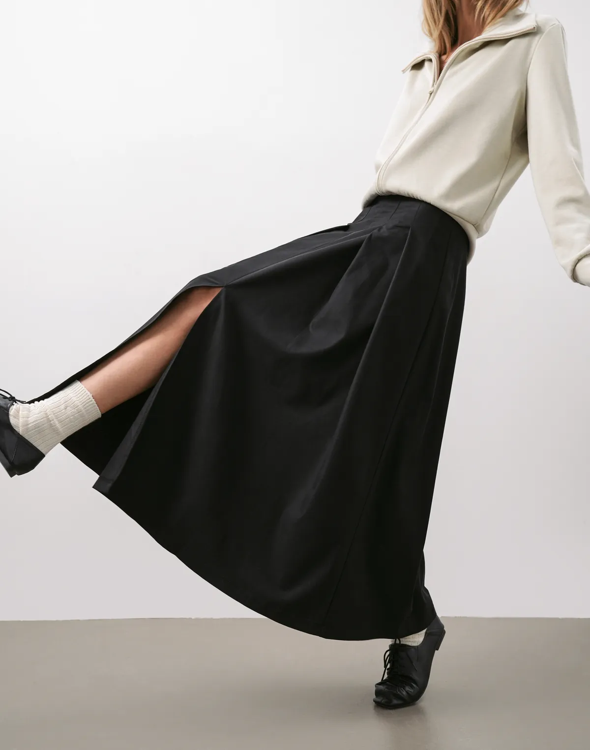 Спідниця максі у складку, чорна - Фото 3