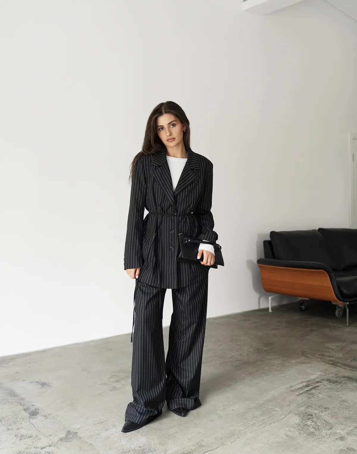 Комплект у смужку блейзер з поясом та штани із защіпами, чорні - Фото 1