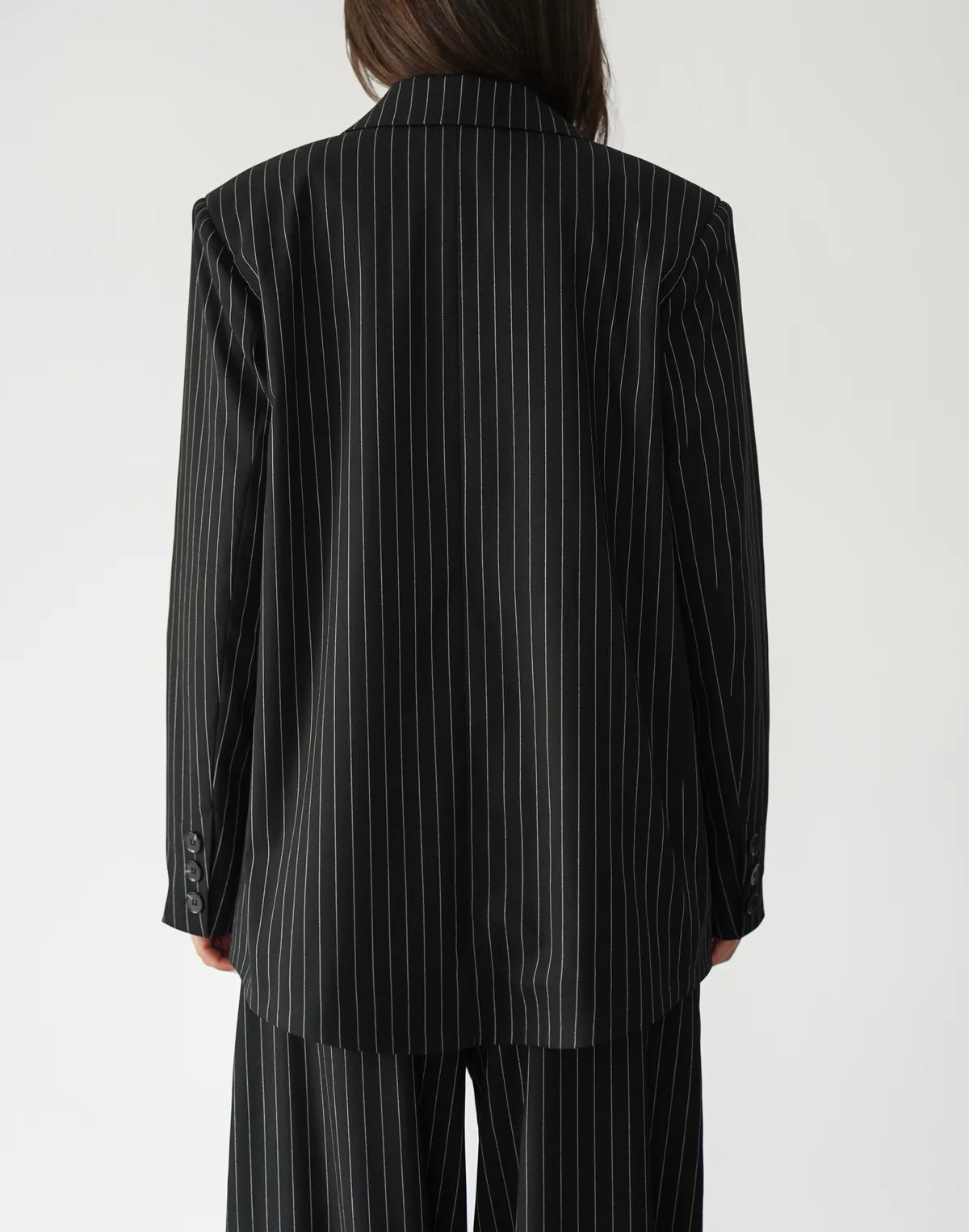 Блейзер у смужку з поясом, чорний - Фото 2