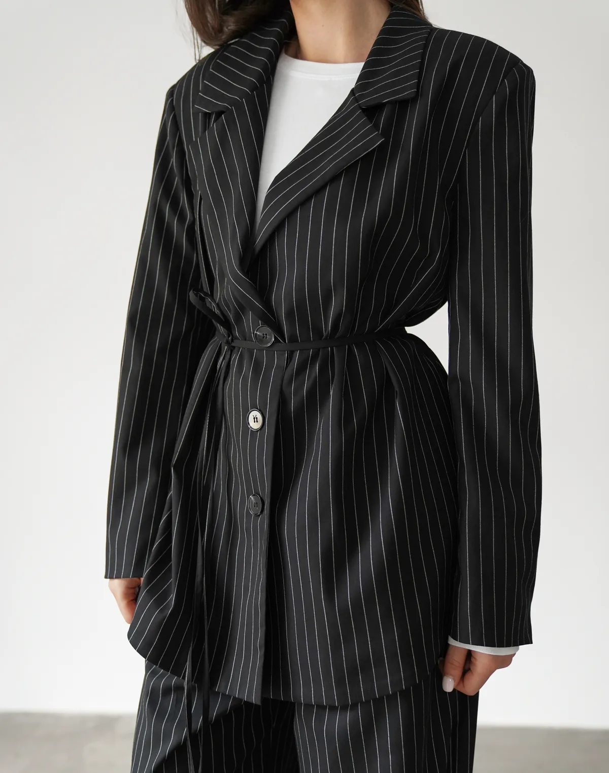 Блейзер у смужку з поясом, чорний - Фото 1