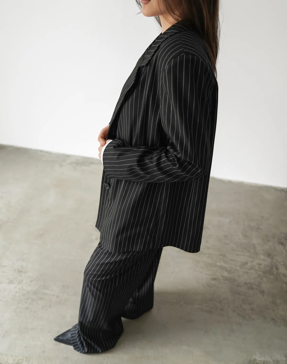 Комплект у смужку блейзер з поясом та штани із защіпами, чорні - Фото 6