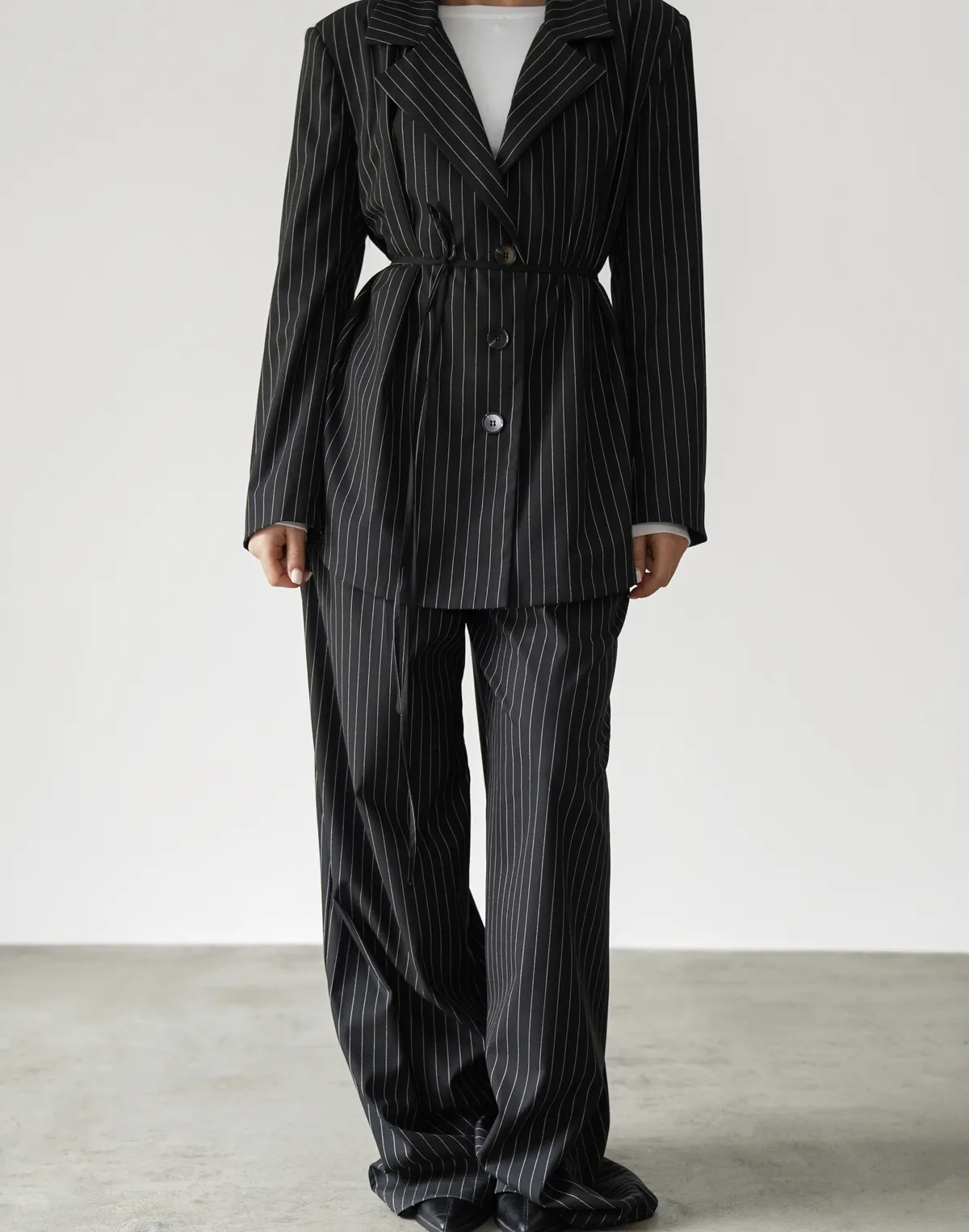 Комплект у смужку блейзер з поясом та штани із защіпами, чорні - Фото 5