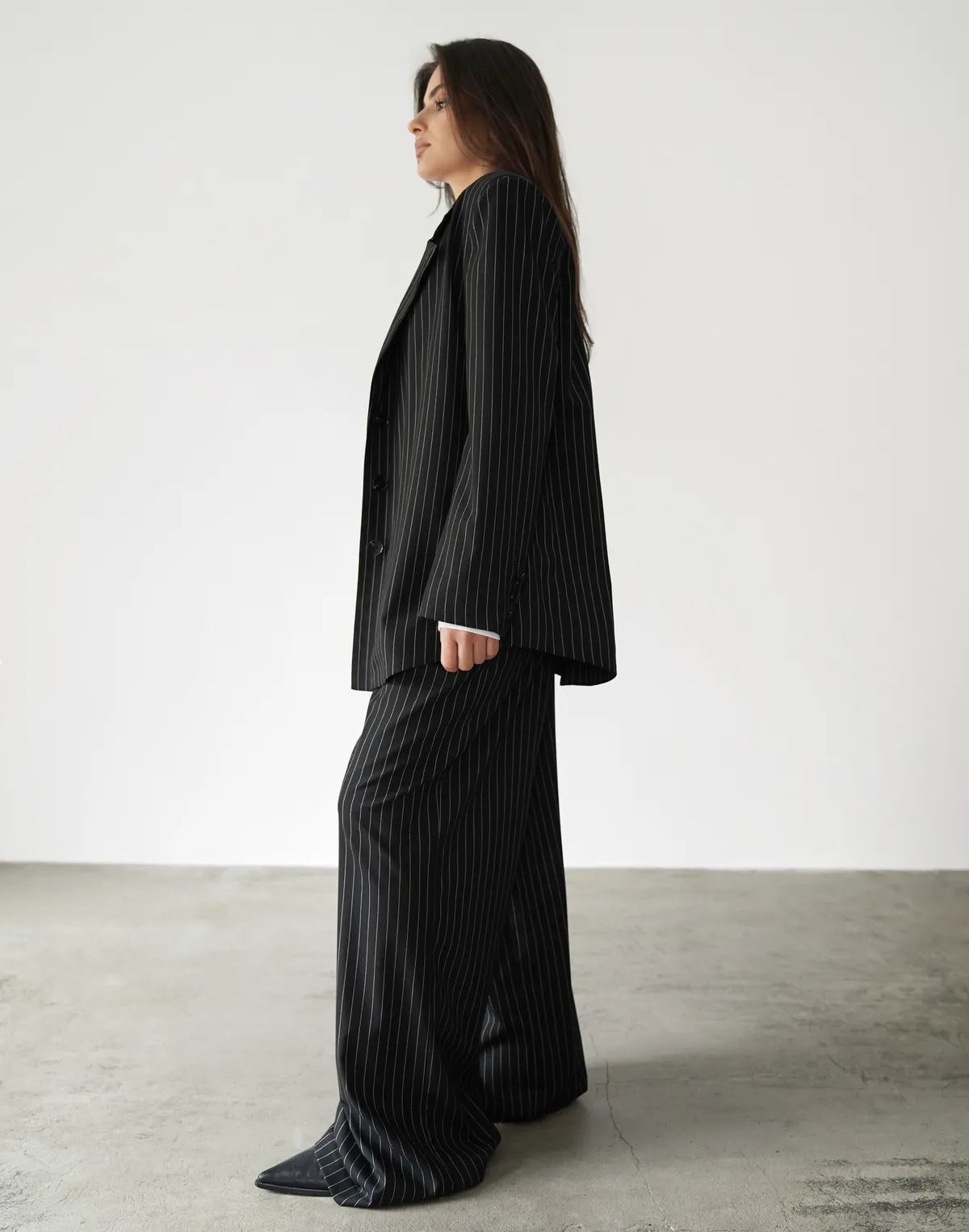 Комплект у смужку блейзер з поясом та штани із защіпами, чорні - Фото 2