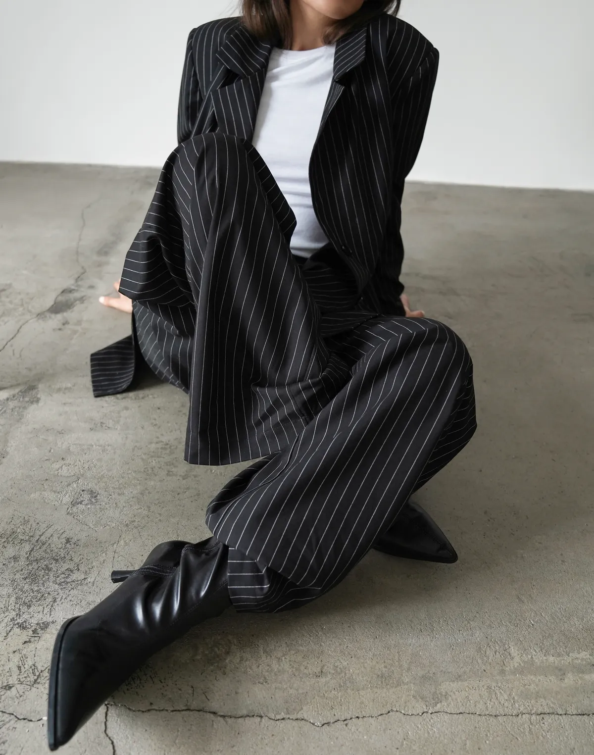 Комплект у смужку блейзер з поясом та штани із защіпами, чорні - Фото 4