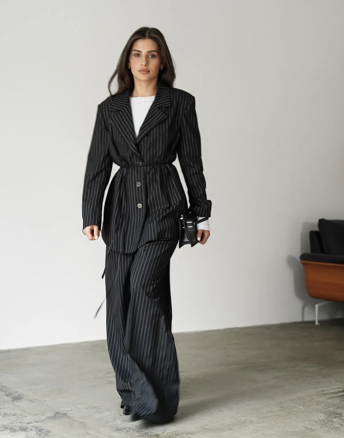 Комплект у смужку блейзер з поясом та штани із защіпами, чорні - Фото 3