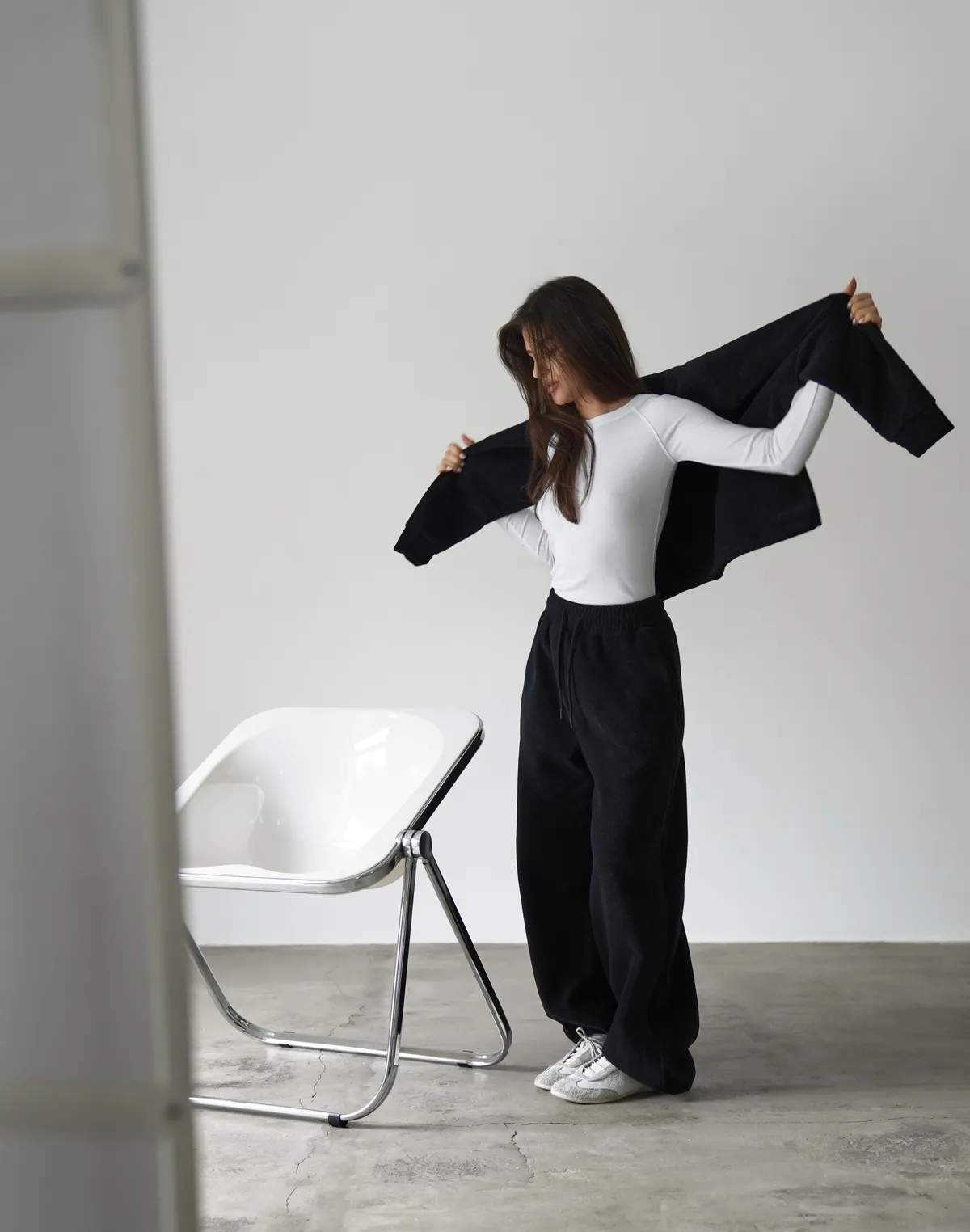 Комплект зимовий флісовий світшот з декоративними швами та джогери оверсайз, чорні - Фото 5