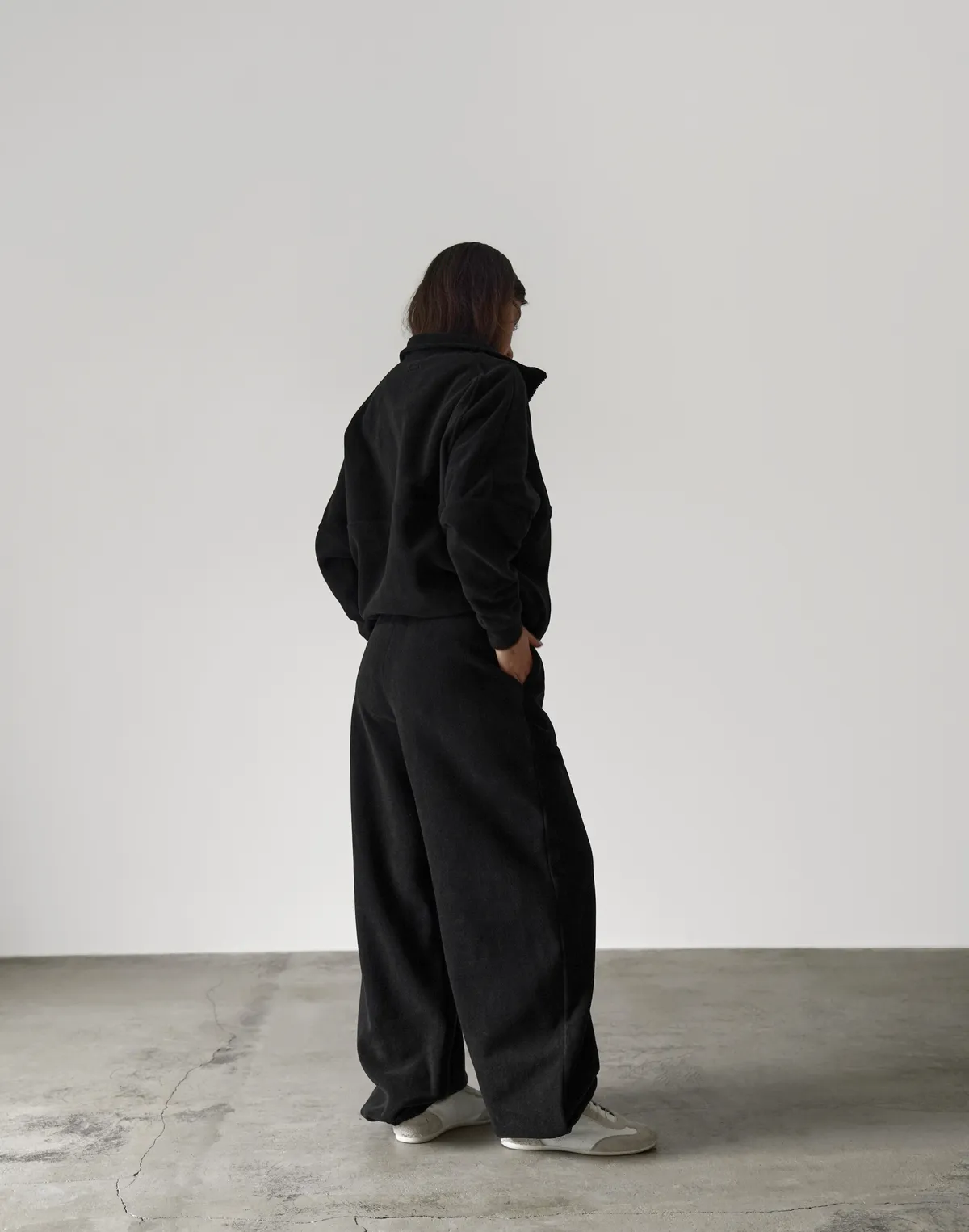 Комплект зимовий флісовий світшот з декоративними швами та джогери оверсайз, чорні - Фото 2