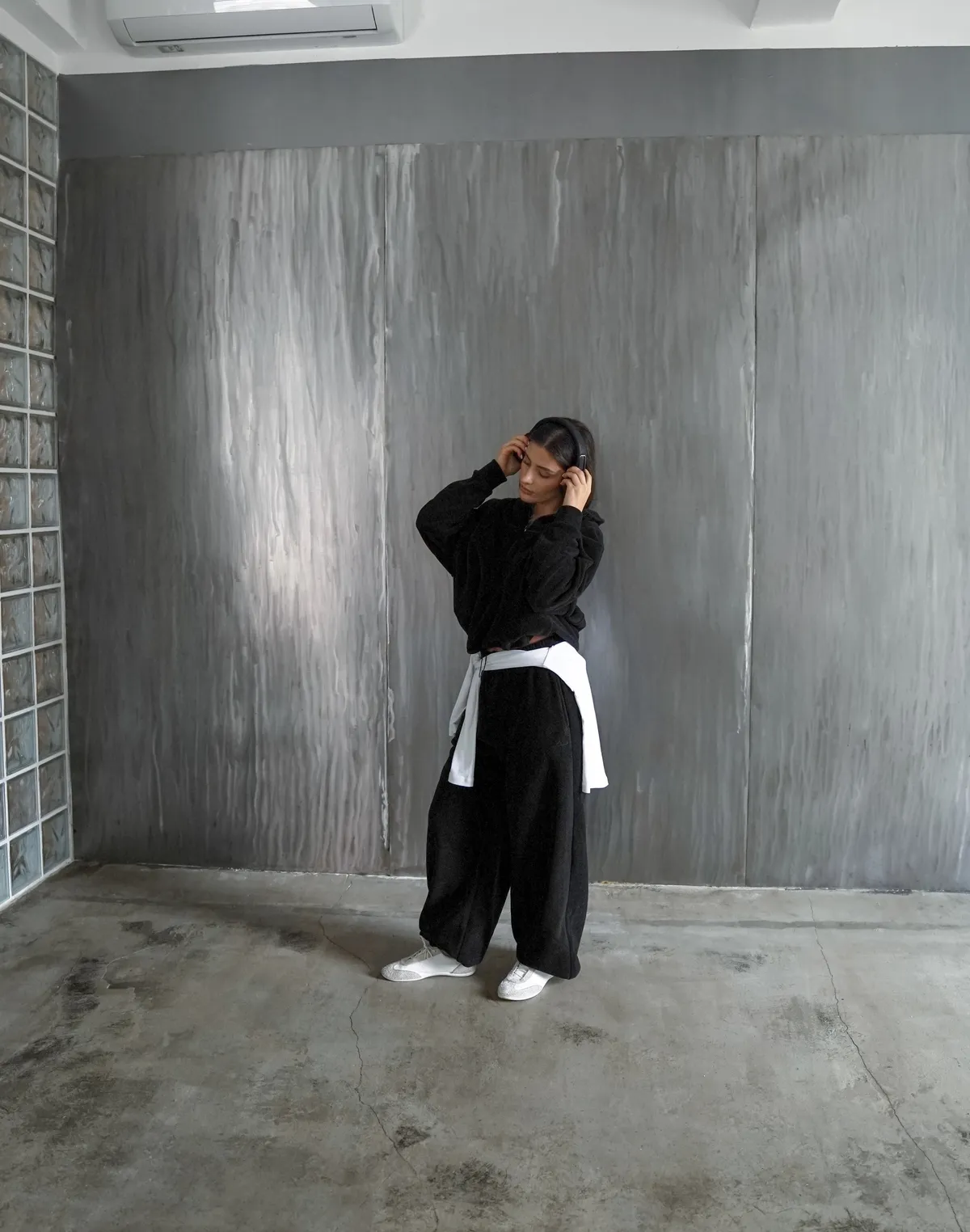 Комплект зимовий флісовий світшот з декоративними швами та джогери оверсайз, чорні - Фото 4