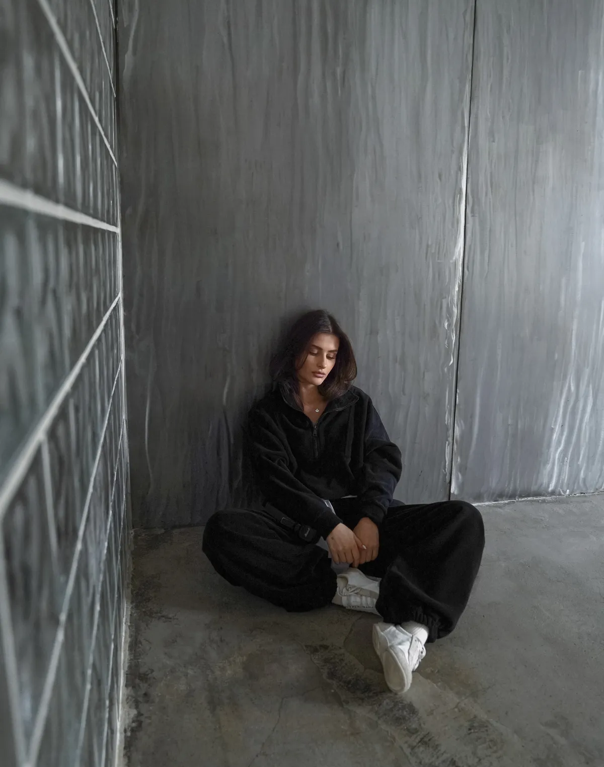 Комплект зимовий флісовий світшот з декоративними швами та джогери оверсайз, чорні - Фото 3