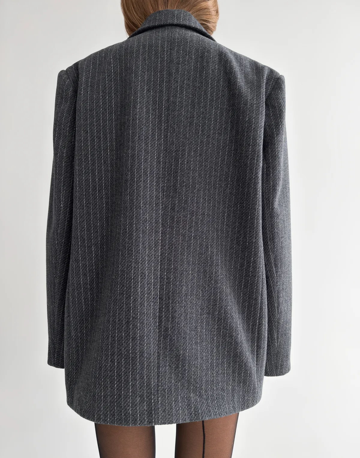 Комплект зимовий жакет з поясом оверсайз та шорти міні, графіт у смужку - Фото 2