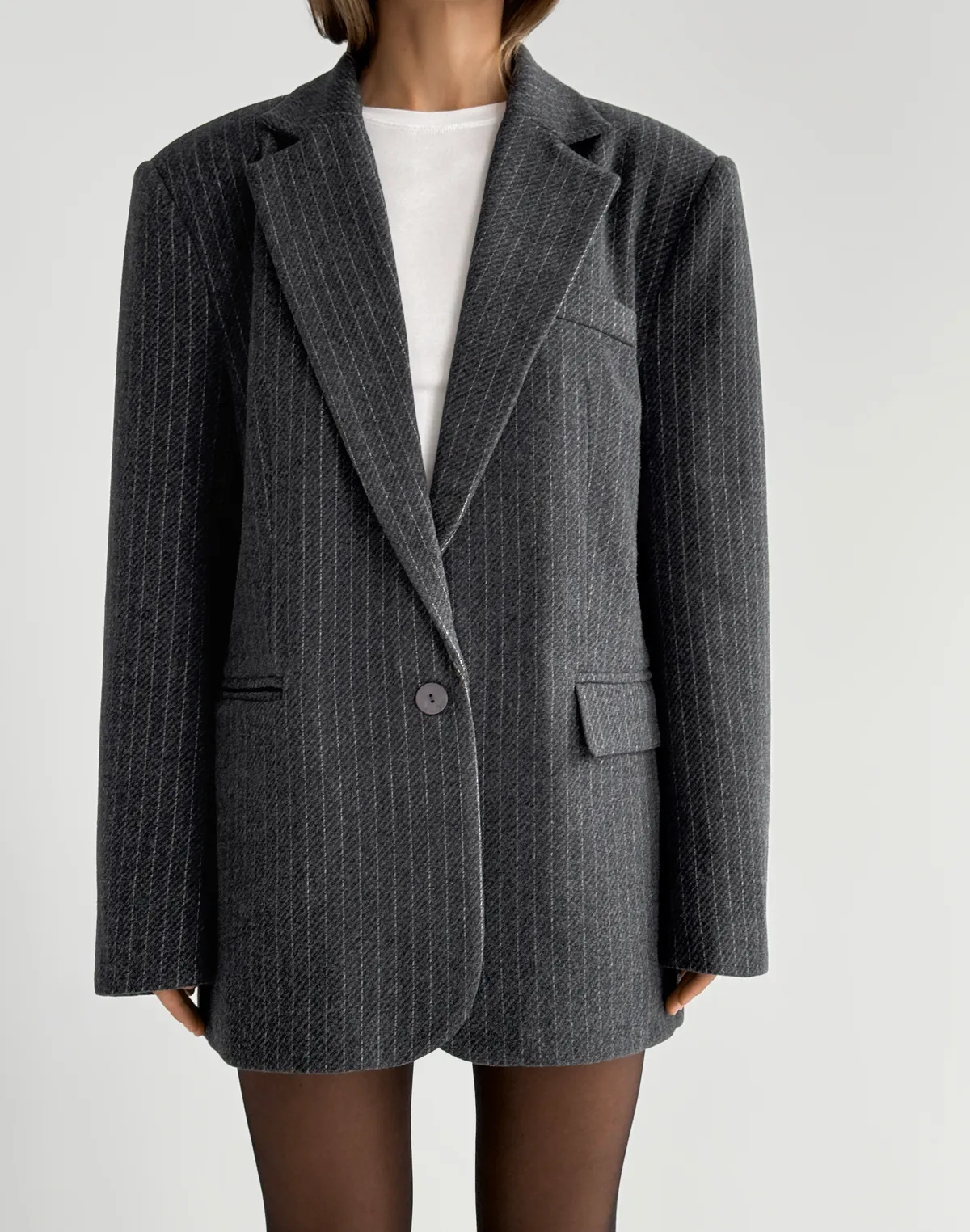 Жакет з поясом оверсайз зимовий, графітовий у смужку - Фото 5