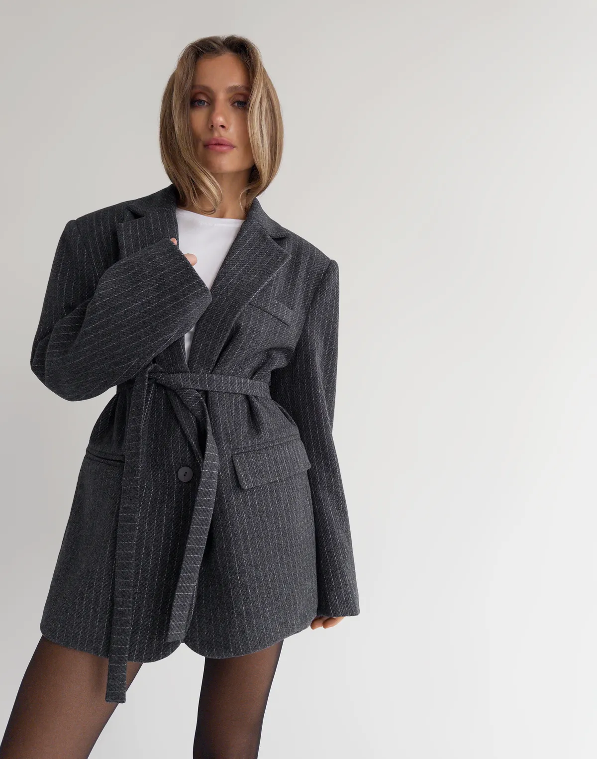 Жакет з поясом оверсайз зимовий, графітовий у смужку - Фото 4