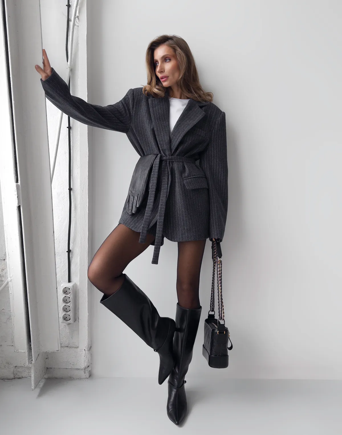 Жакет з поясом оверсайз зимовий, графітовий у смужку - Фото 8