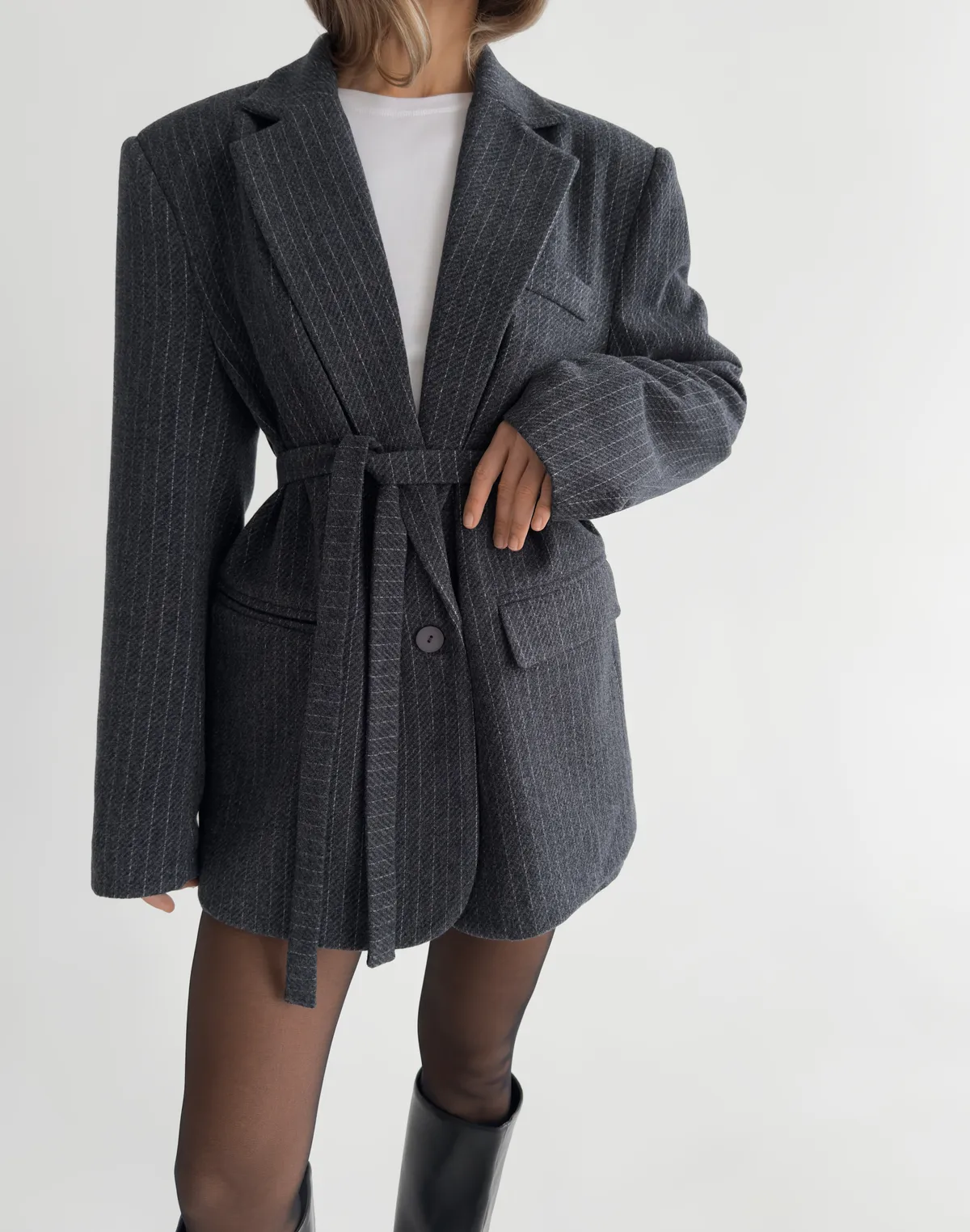 Жакет з поясом оверсайз зимовий, графітовий у смужку - Фото 1