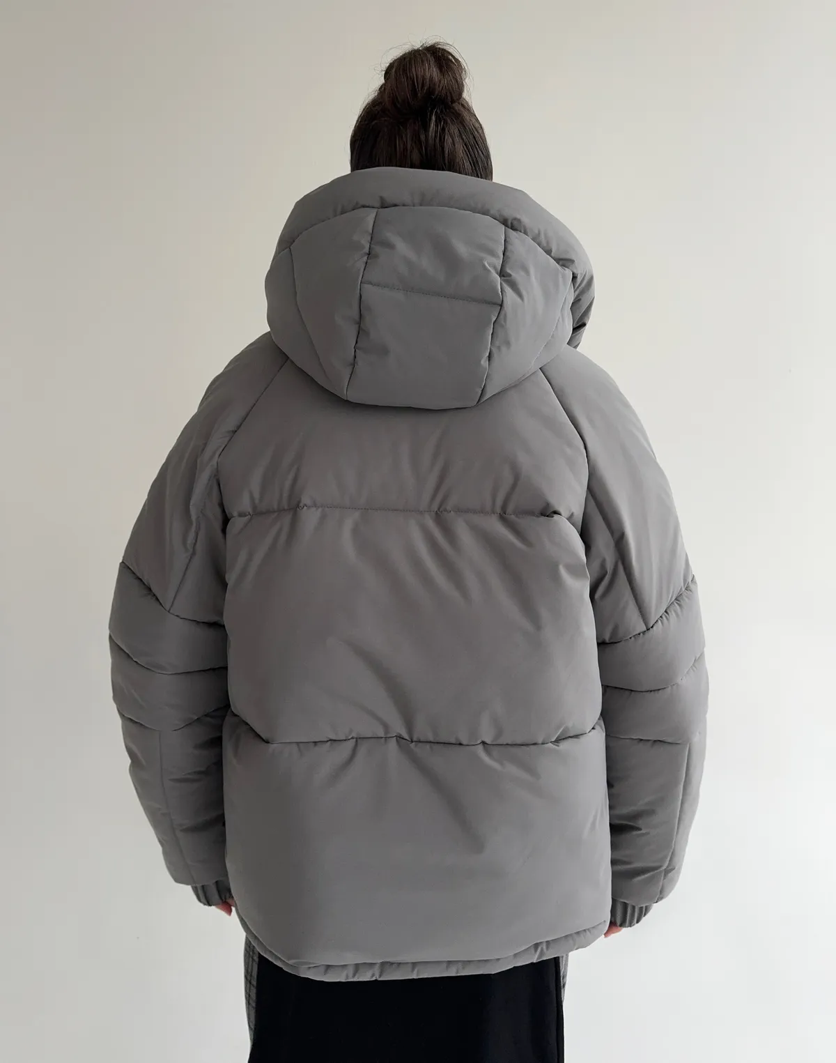 Куртка жіноча утеплена з коміром-стійкою середньої довжини, сіра - Фото 2
