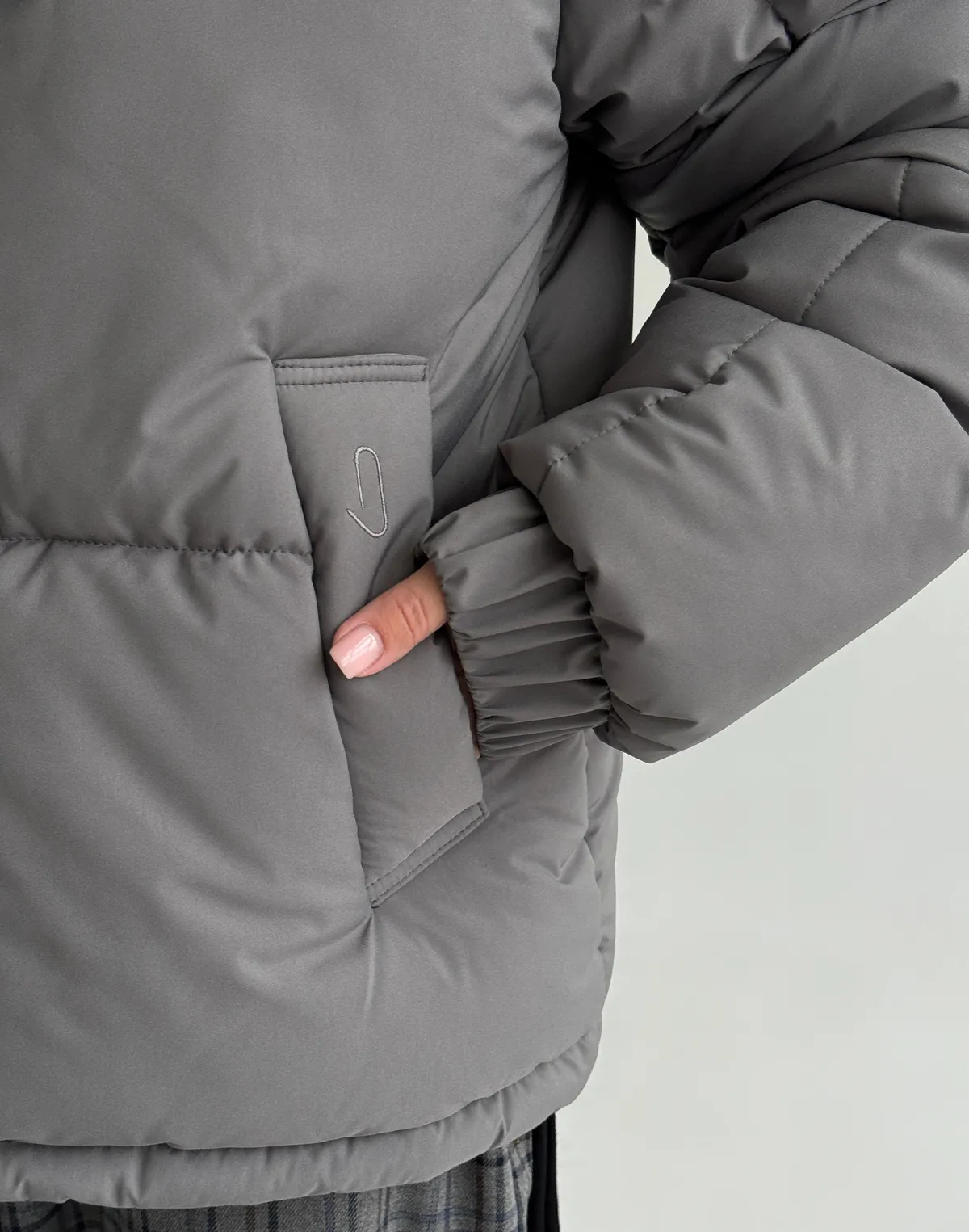 Куртка жіноча утеплена з коміром-стійкою середньої довжини, сіра - Фото 5
