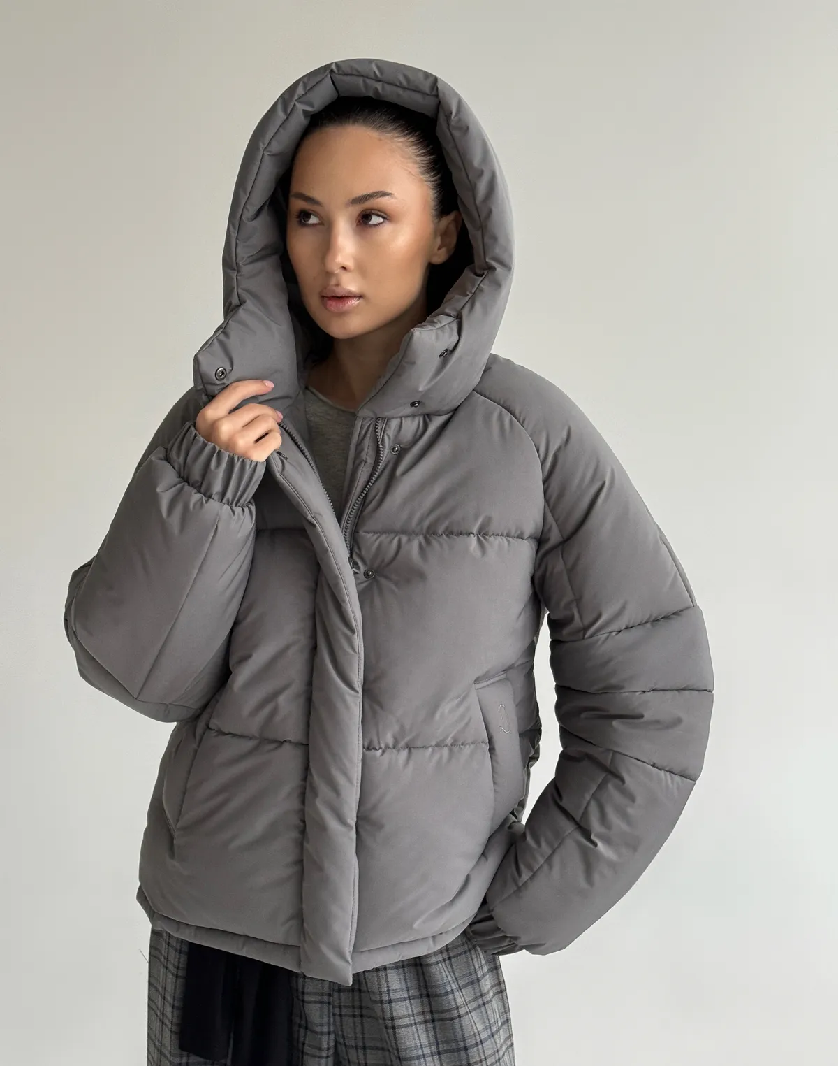Куртка жіноча утеплена з коміром-стійкою середньої довжини, сіра - Фото 8
