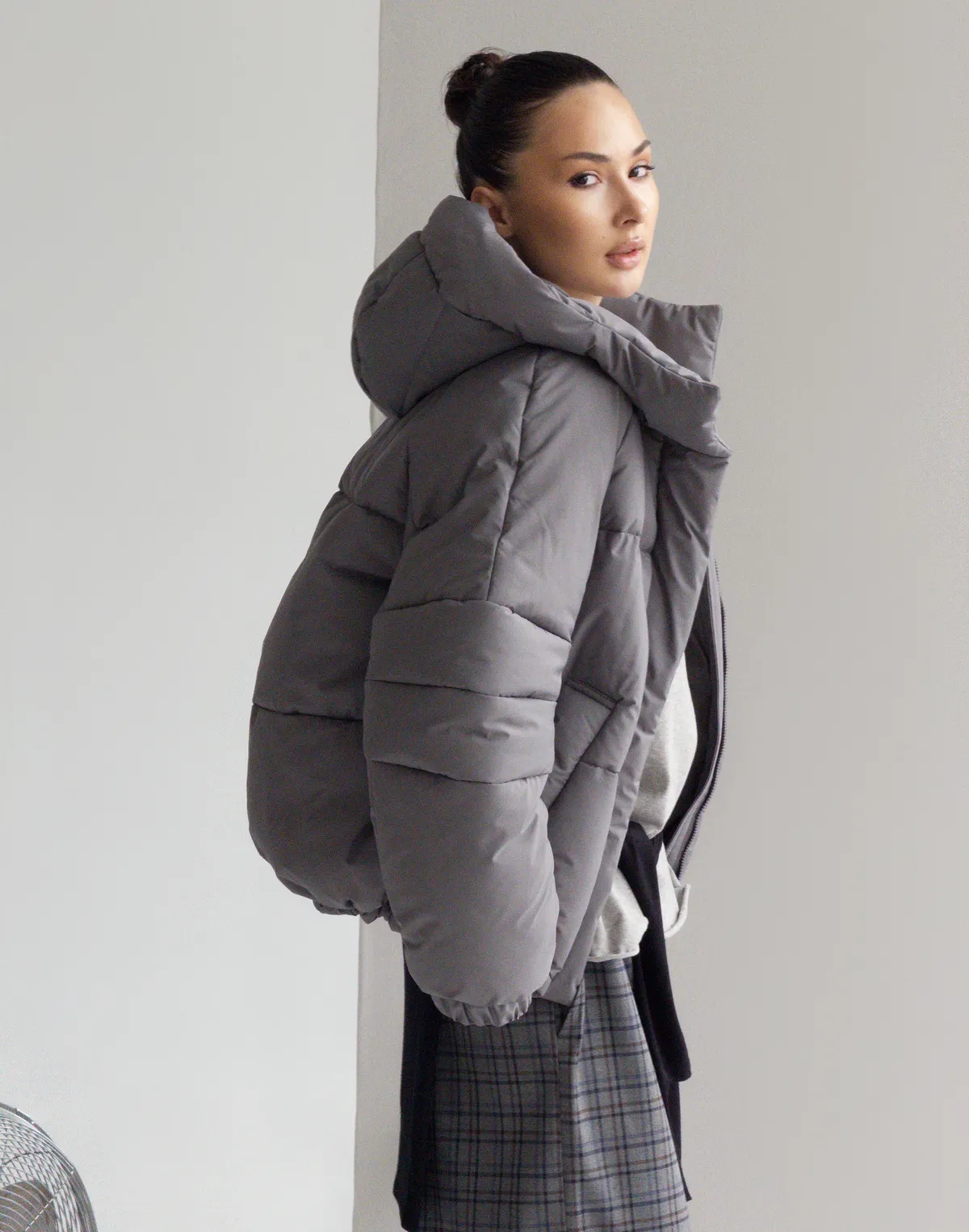 Куртка жіноча утеплена з коміром-стійкою середньої довжини, сіра - Фото 7
