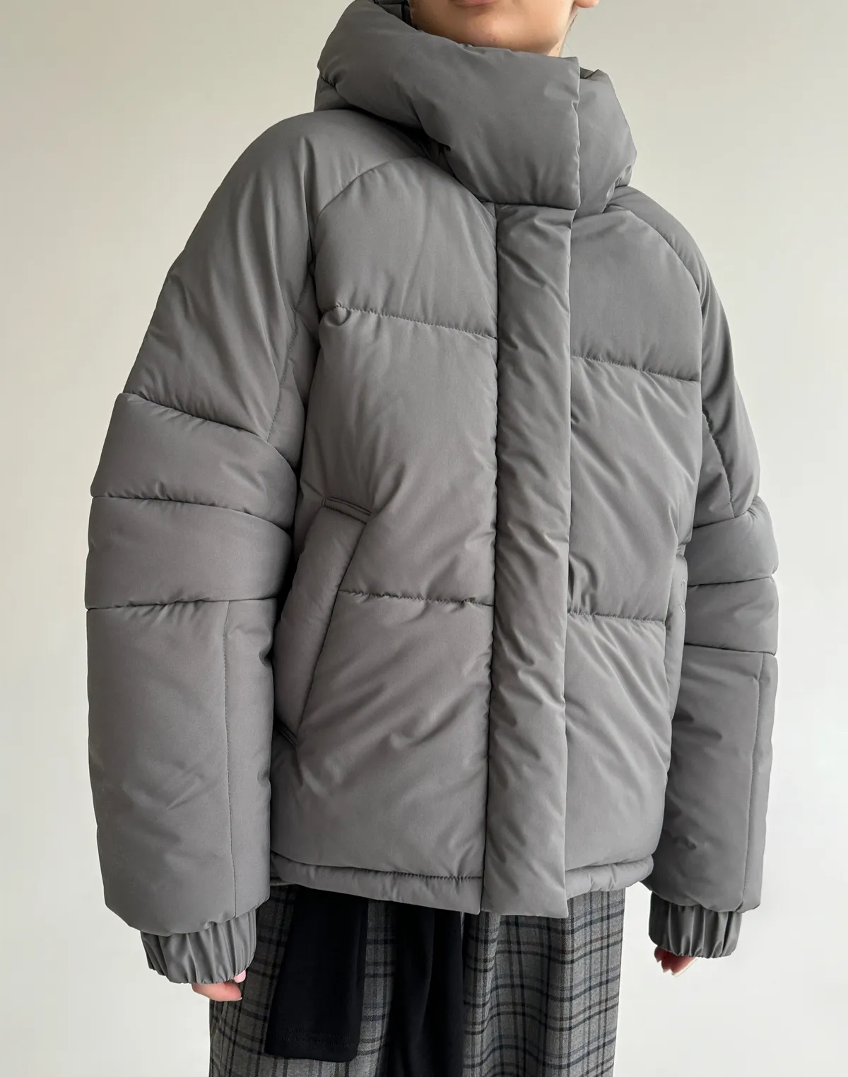Куртка жіноча утеплена з коміром-стійкою середньої довжини, сіра - Фото 1