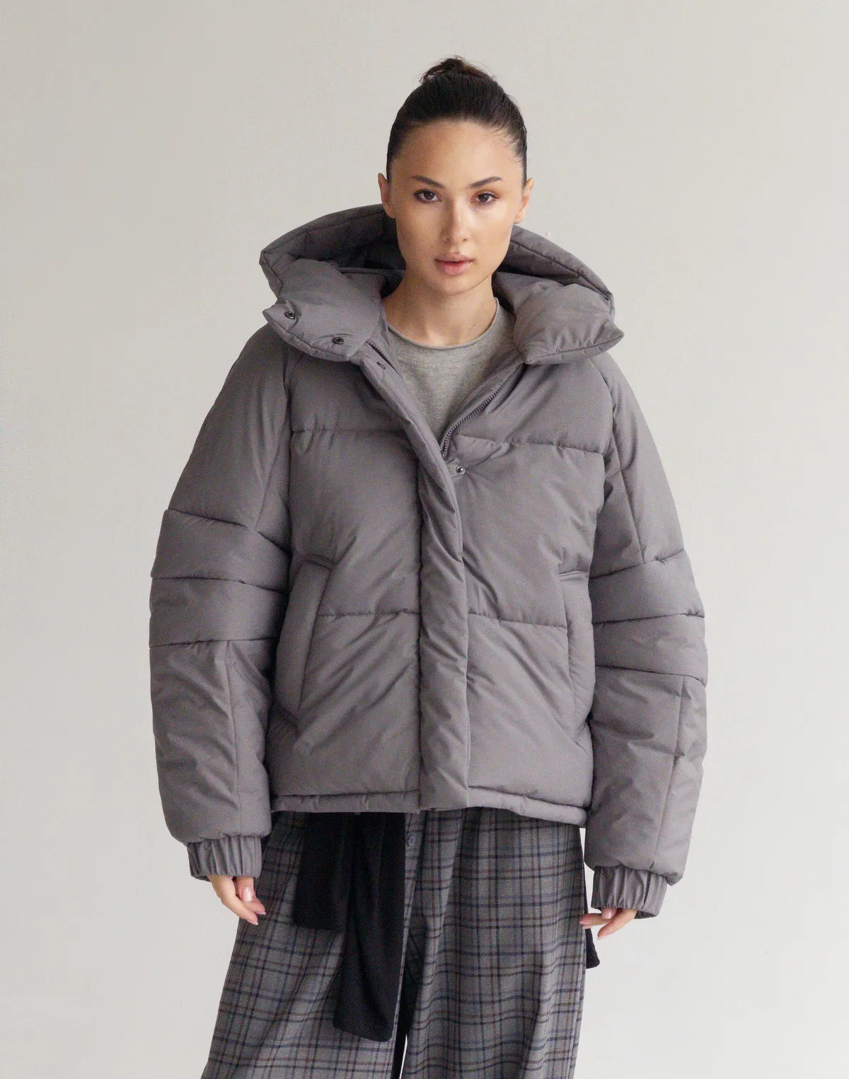 Куртка жіноча утеплена з коміром-стійкою середньої довжини, сіра - Фото 6