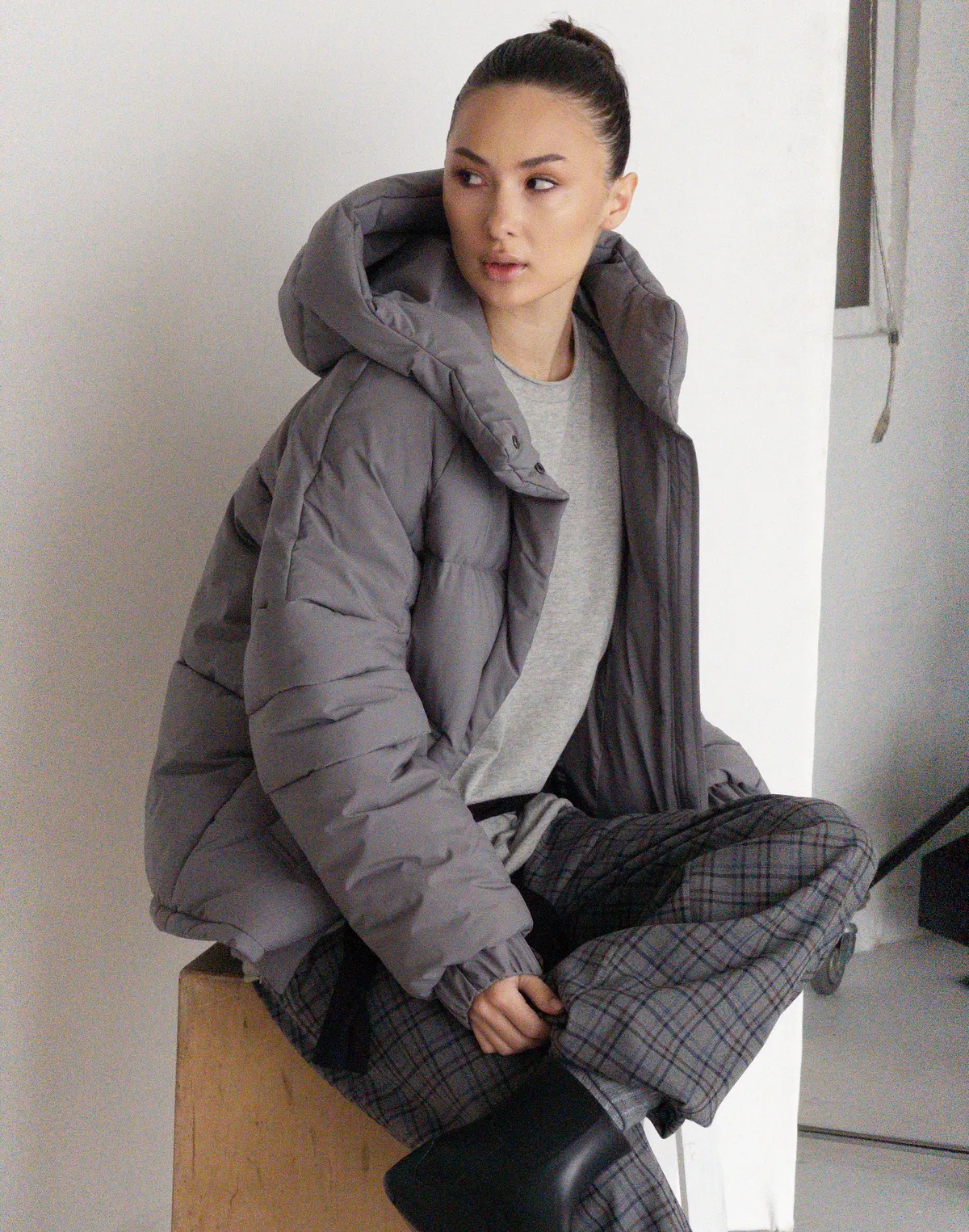 Куртка жіноча утеплена з коміром-стійкою середньої довжини, сіра - Фото 4