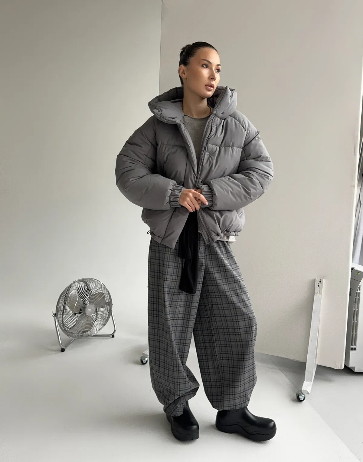 Куртка жіноча утеплена з коміром-стійкою середньої довжини, сіра - Фото 3