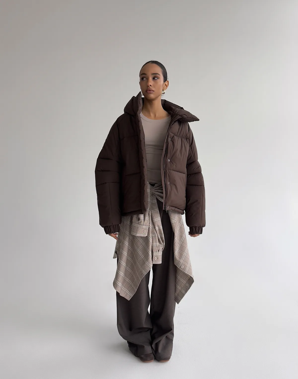 Куртка жіноча утеплена з коміром-стійкою середньої довжини, коричнева - Фото 6